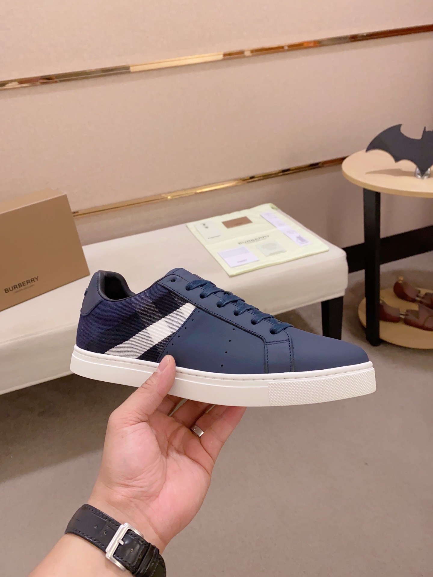 PRECIO DE FÁBRICA: Una versión de alta gama de la nueva zapatilla baja clásica para hombre de la cas