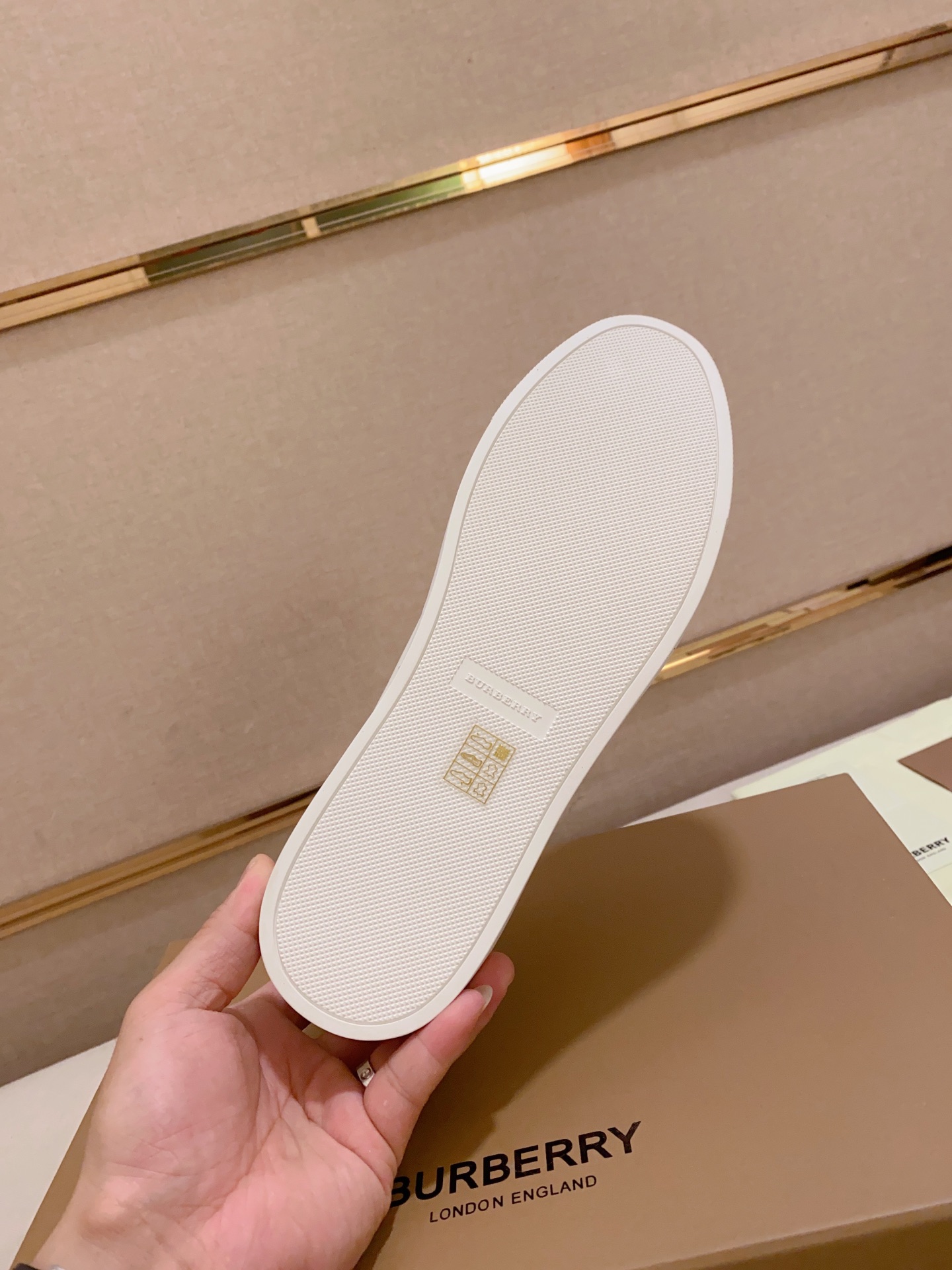 PRECIO DE FÁBRICA: Una versión de alta gama de la nueva zapatilla baja clásica para hombre de la cas