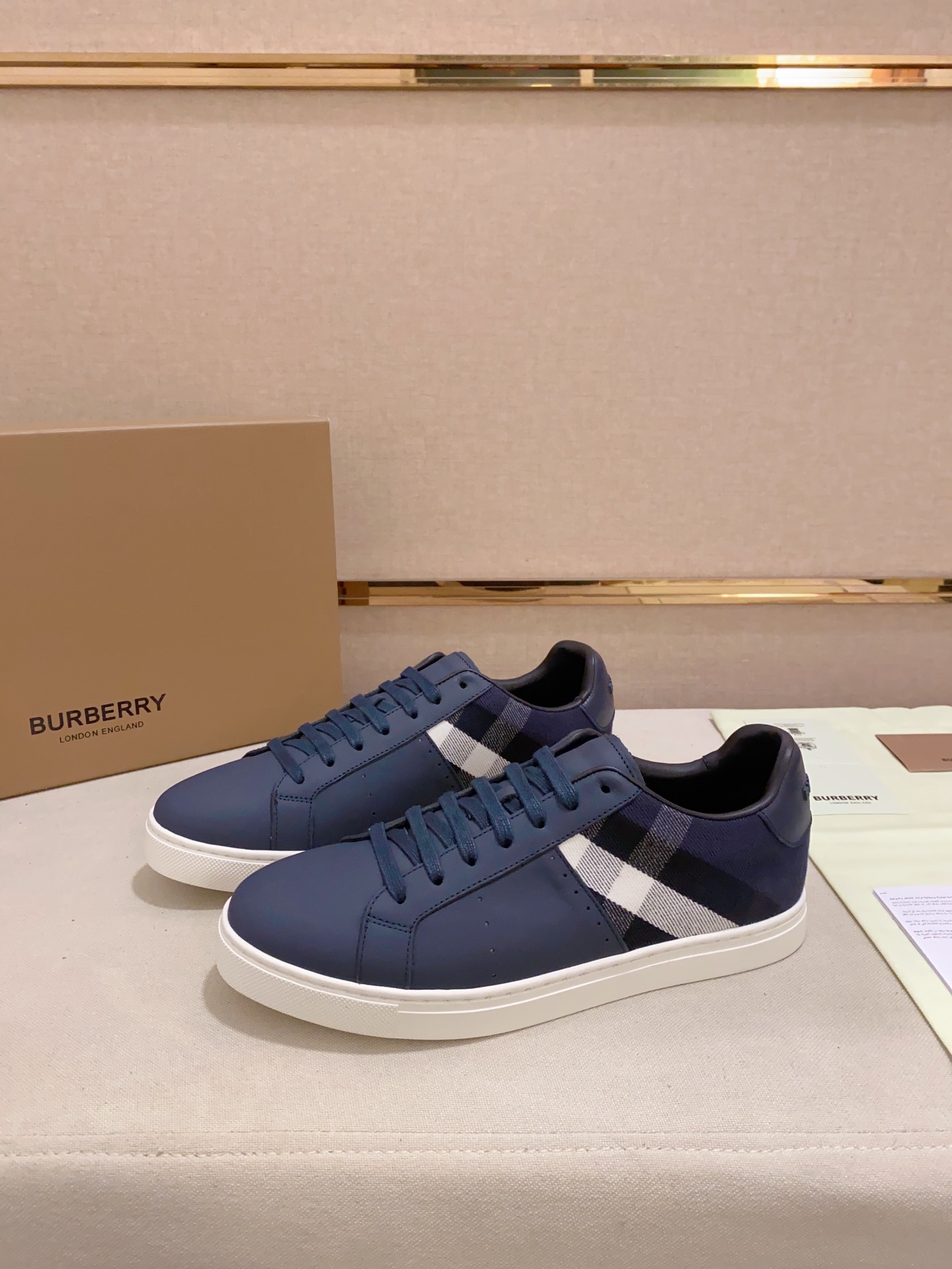 PRECIO DE FÁBRICA: Una versión de alta gama de la nueva zapatilla baja clásica para hombre de la cas