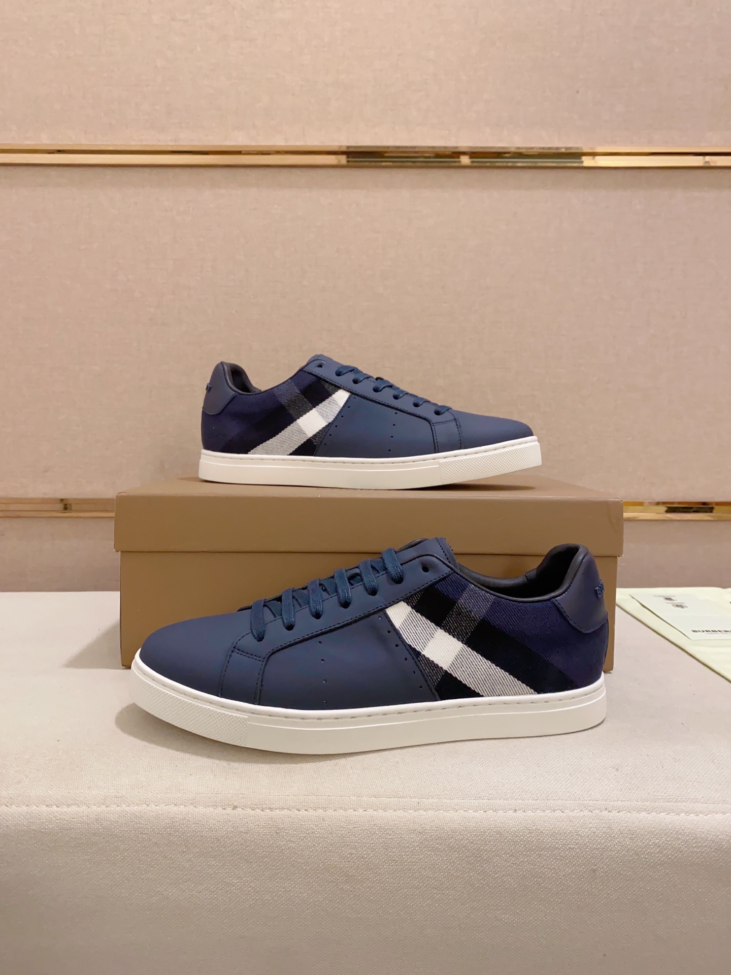 PRECIO DE FÁBRICA: Una versión de alta gama de la nueva zapatilla baja clásica para hombre de la cas