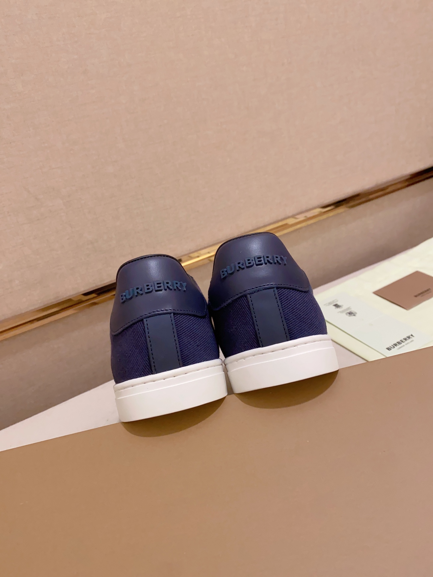 PRECIO DE FÁBRICA: Una versión de alta gama de la nueva zapatilla baja clásica para hombre de la cas