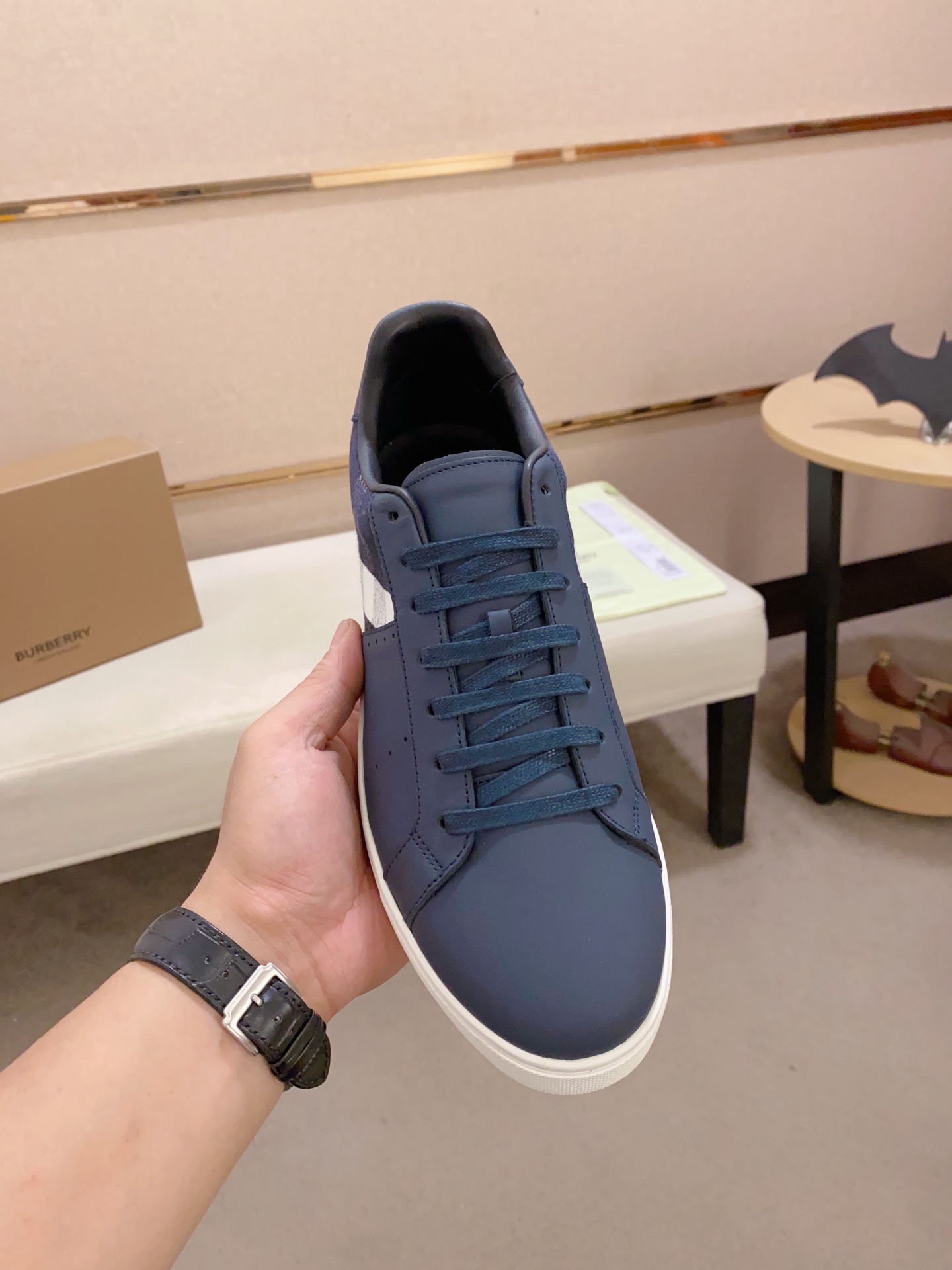 PRECIO DE FÁBRICA: Una versión de alta gama de la nueva zapatilla baja clásica para hombre de la cas