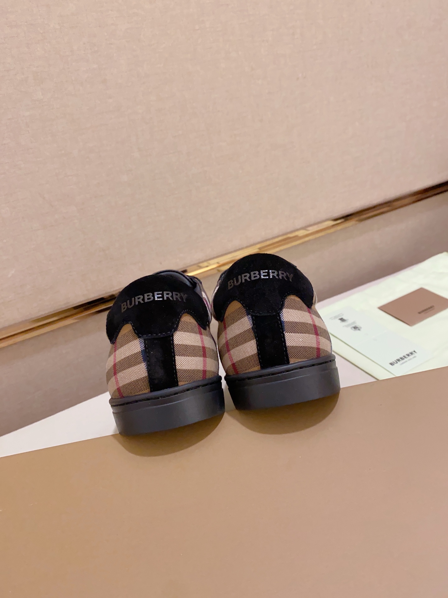 PRECIO DE FÁBRICA: La versión superior de las nuevas zapatillas bajas clásicas para hombre de Burber