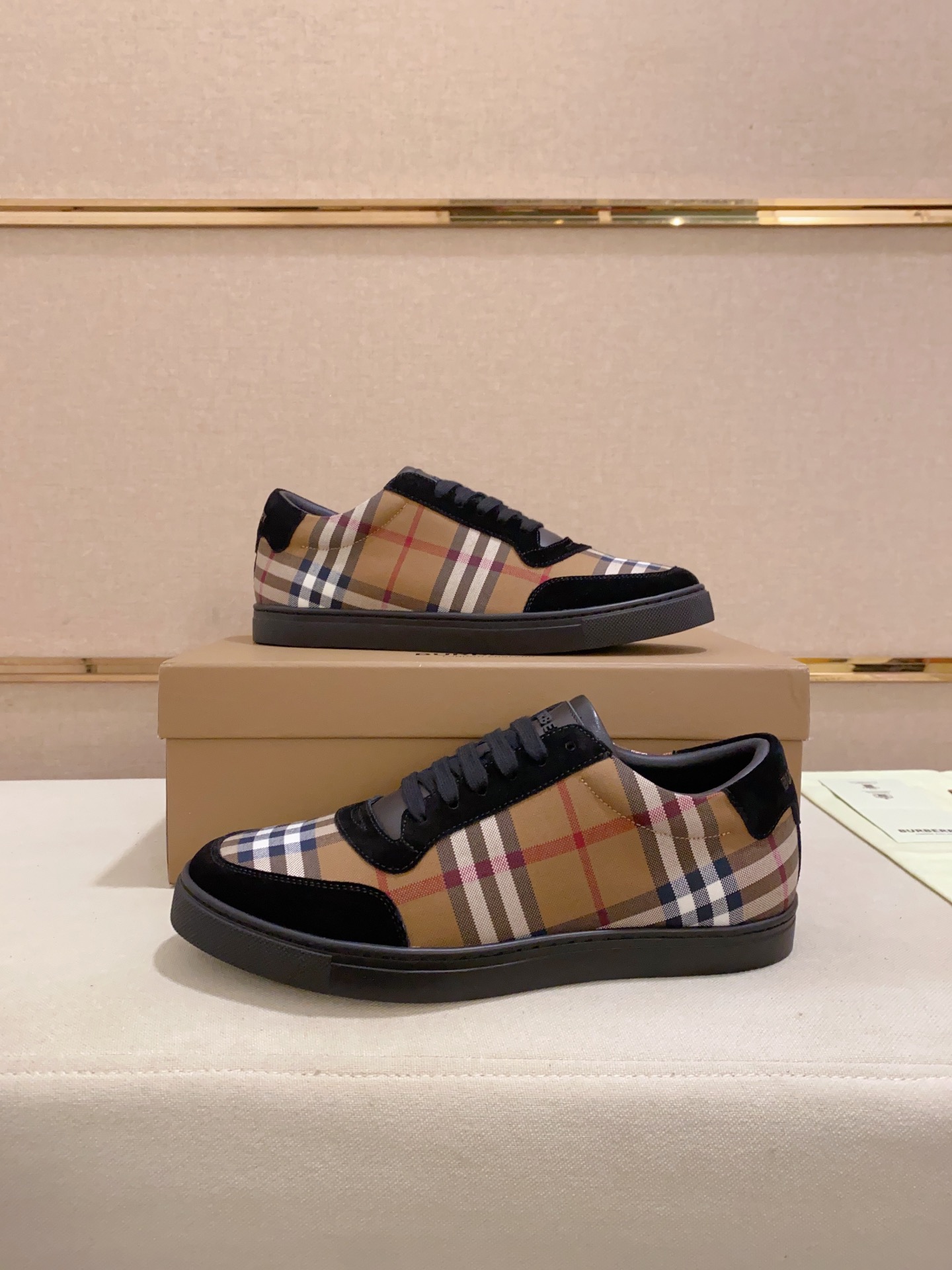 PRECIO DE FÁBRICA: La versión superior de las nuevas zapatillas bajas clásicas para hombre de Burber