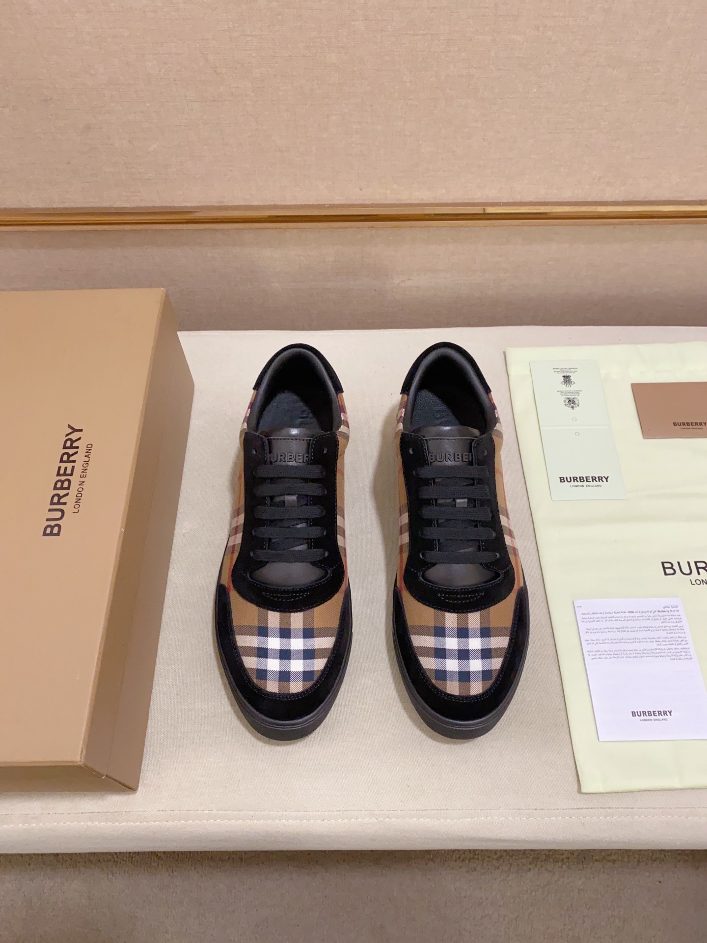 PRECIO DE FÁBRICA: La versión superior de las nuevas zapatillas bajas clásicas para hombre de Burber
