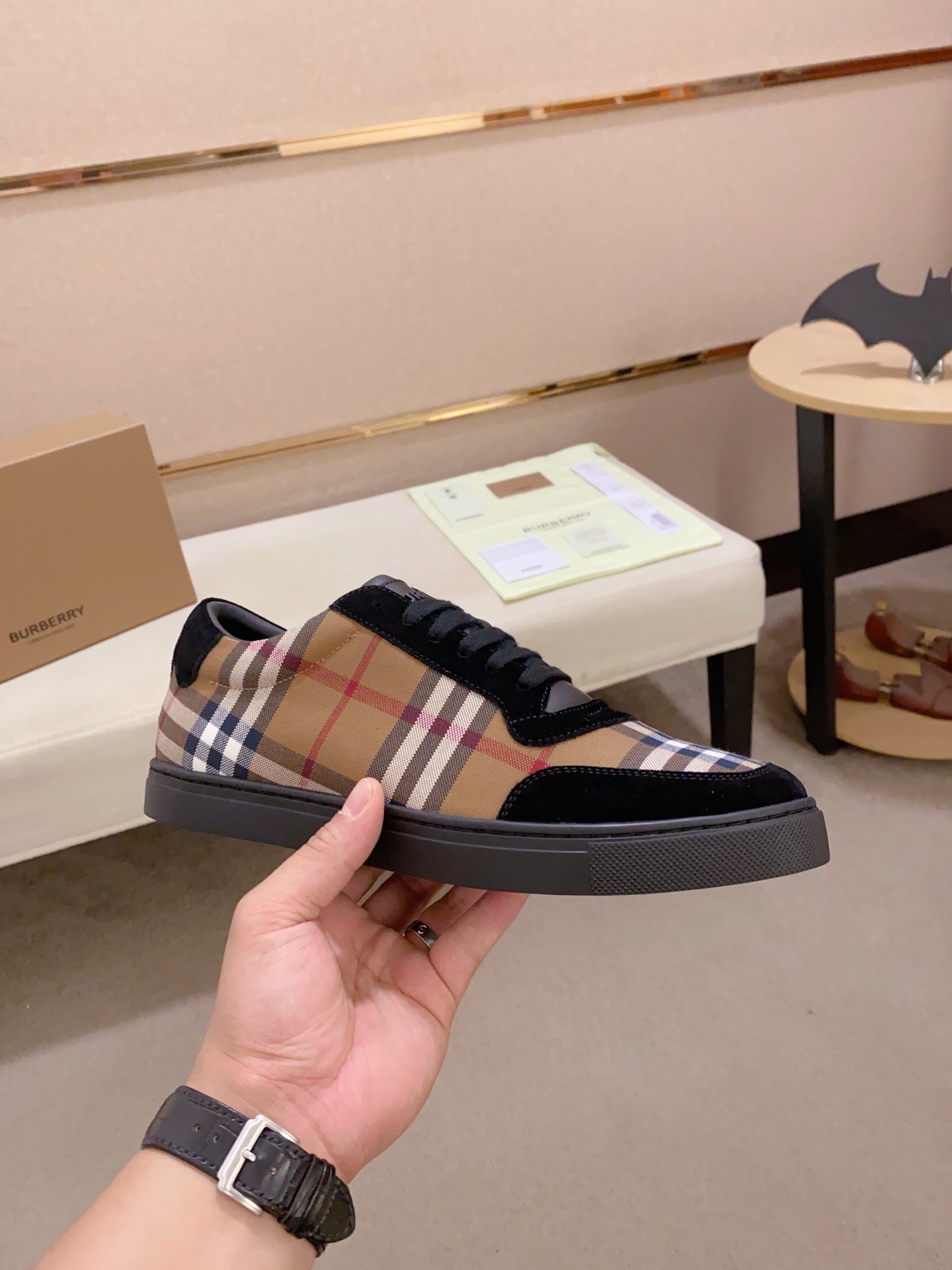 PRECIO DE FÁBRICA: La versión superior de las nuevas zapatillas bajas clásicas para hombre de Burber
