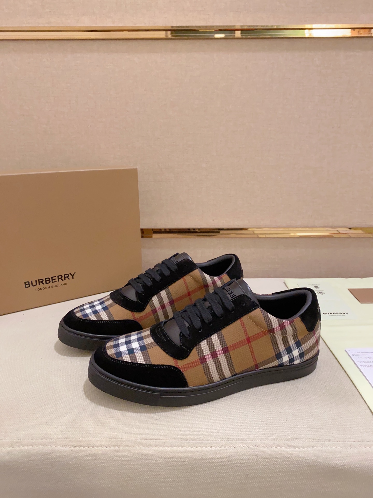 PRECIO DE FÁBRICA: La versión superior de las nuevas zapatillas bajas clásicas para hombre de Burber