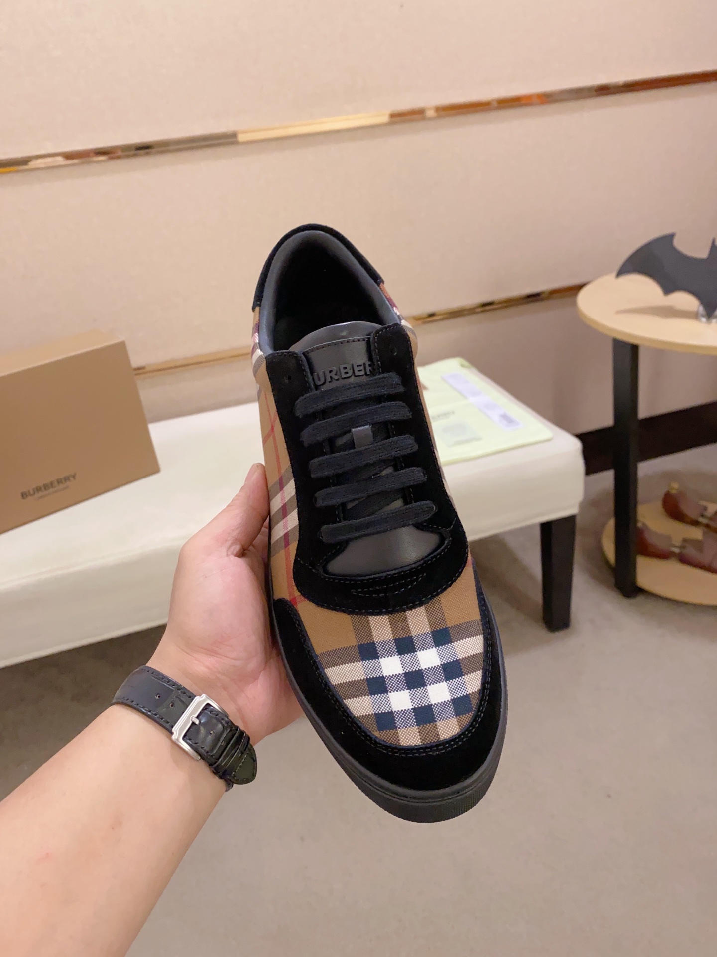 PRECIO DE FÁBRICA: La versión superior de las nuevas zapatillas bajas clásicas para hombre de Burber