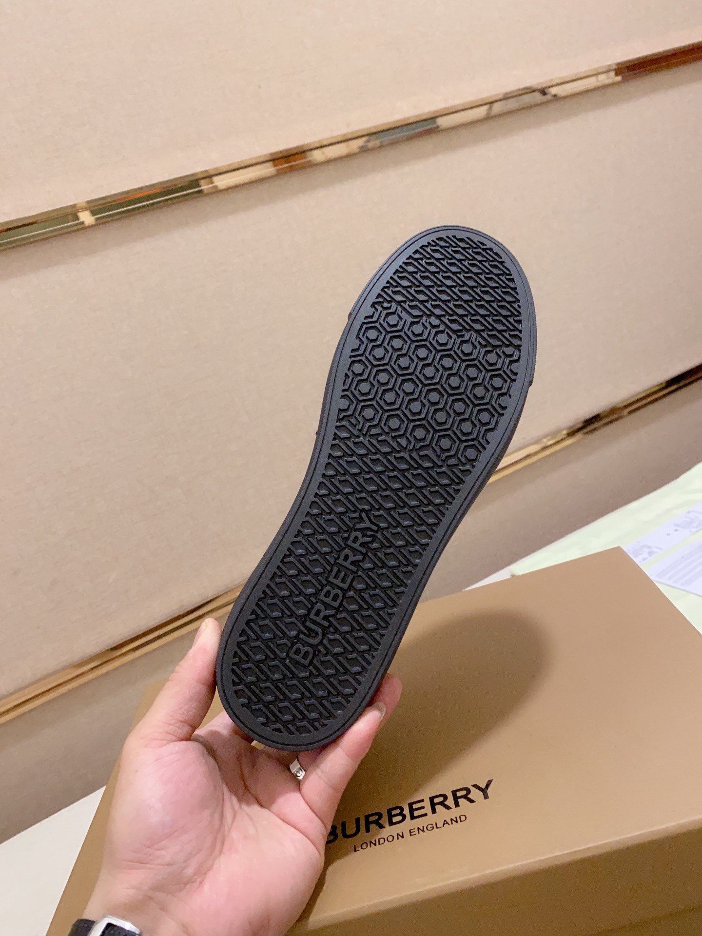 PRECIO DE FÁBRICA: La versión superior de las nuevas zapatillas bajas clásicas para hombre de Burber