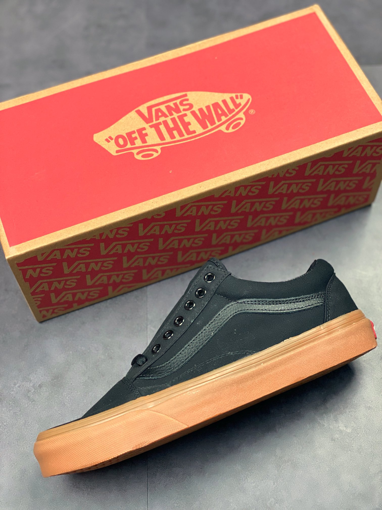 140 Vans Old Skool 经典滑冰鞋 率先裸露标志性的条纹