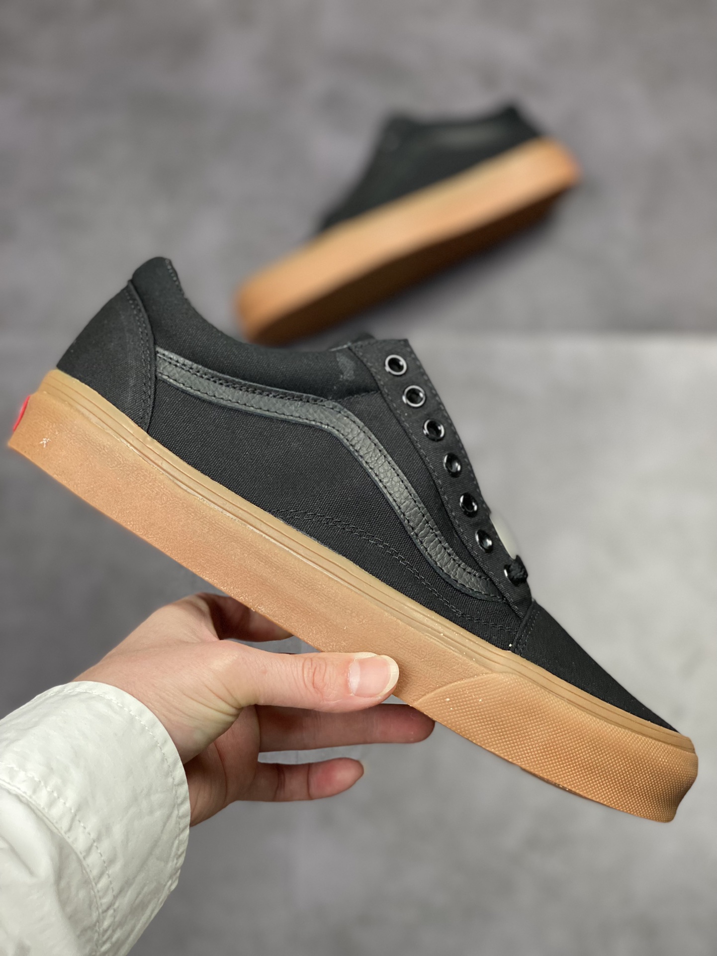 140 Vans Old Skool 经典滑冰鞋 率先裸露标志性的条纹