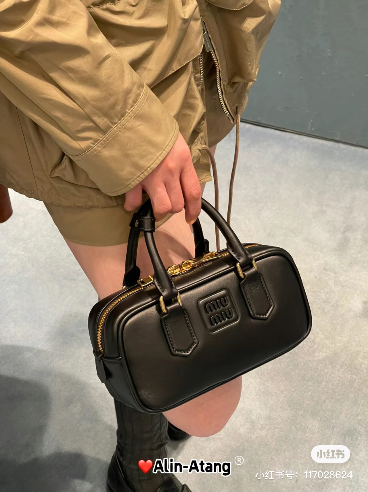 NO:197743,5BB142, Miu's new bowling bag, the official website is the main promotion, this year's absolutely popular style, top imported calf leather, Miu's unique style Matelasse pattern, exquisite three-dimensional and stylish body, the front lettering logo echoes the leather color, removable and adjustable leather long shoulder straps, cotton satin lining, and zippered pockets, the same style as many celebrity internet celebrities, size 22X10.5X7.5Cm, with original packaging, MIUMIU, miumiu, cowhide198609095BB142,Miu家新款保龄球包包,官网主推,今年绝对爆款式,顶级进口小牛皮,Miu家独具风格Matelasse图案,包身精致立体有型,正面刻字徽标与皮革颜色相呼应,可拆卸可调节皮革长肩带,棉质缎面衬里,配拉链式口袋,众多明星网红同款,尺寸22X10.5X7.5Cm,配原版包装,MIUMIU,miumiu,cowhide,Bag