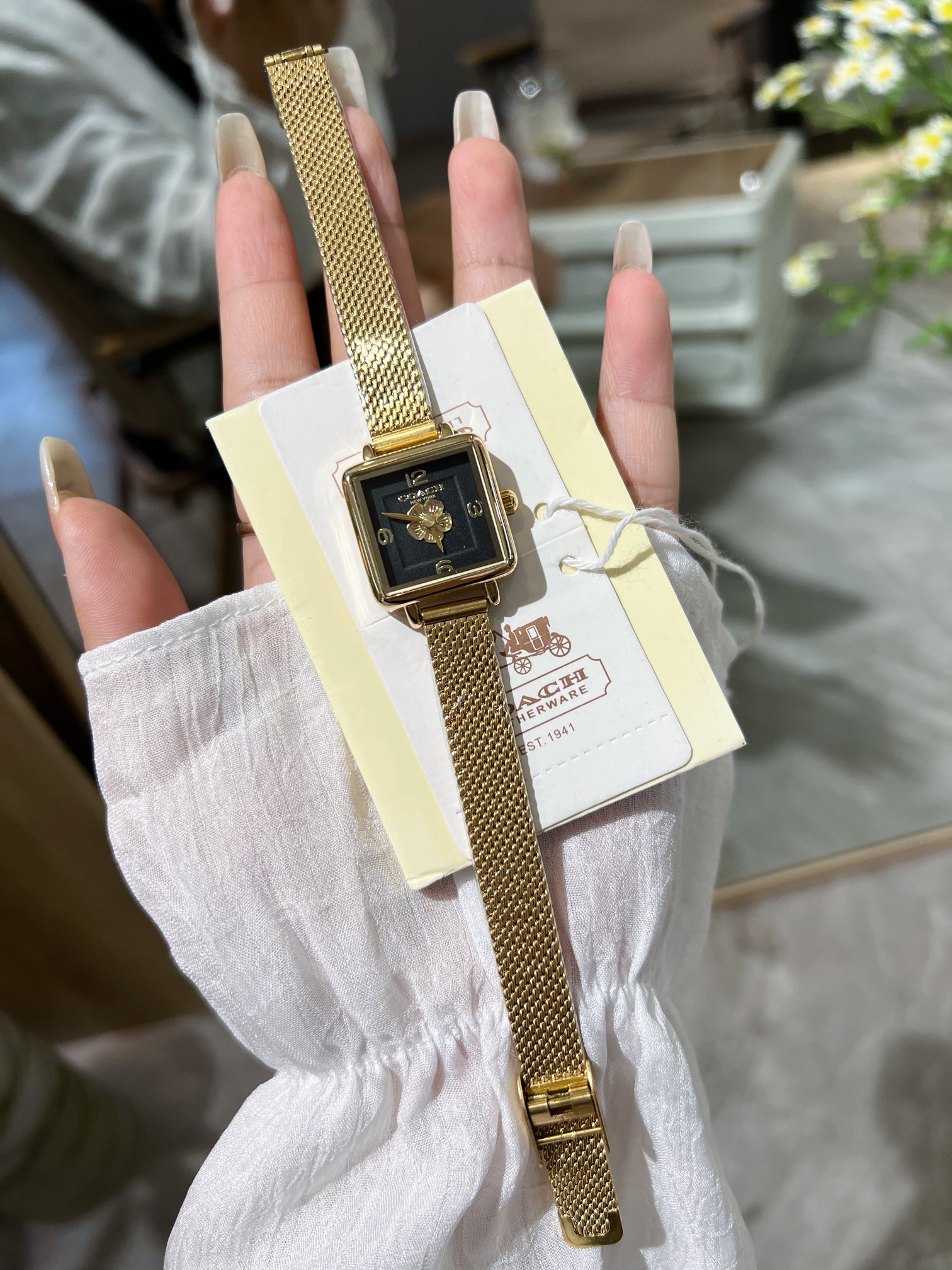 Elegant Fashion Net Coach Tea Rose Platter Watch with Stone Core.