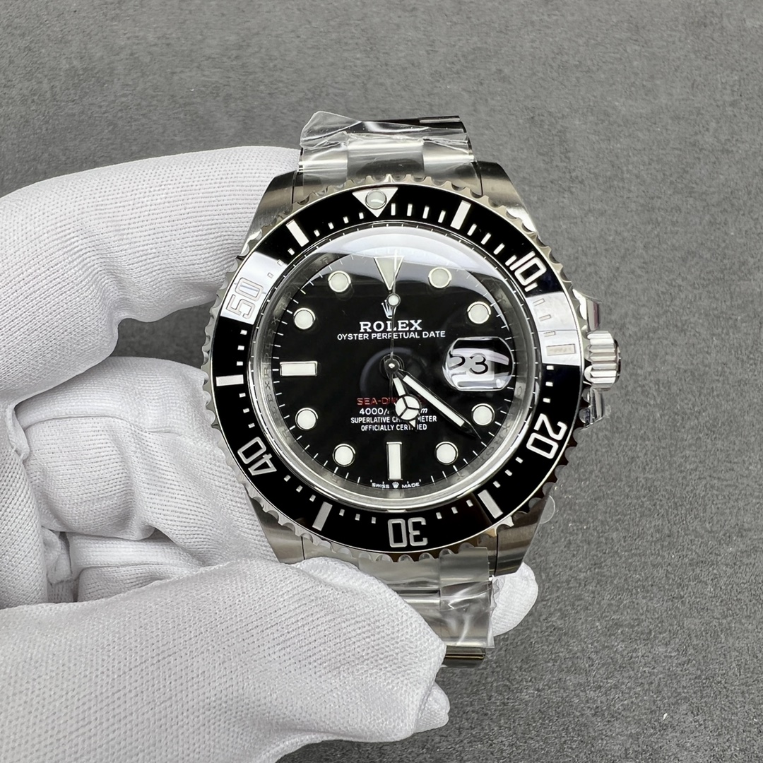 NO:142570,JVS Factory 43mm Single Red Ghost King Rolex Single Red Ghost King Golden Single Yellow Ghost King is coming!  The SWISS MADE at the 6 o'clock position has a crown logo added in the middle. The ceramic ring port adopts platinum scale and gold scale. The same process is original. PVD vacuum nano electroplating technology is durable and not easy to fade. The super magical work SEA Red Sea makes the strongest. The inside and outside of the case is more detailed, the inner shadow engraving and font are more delicate, and more three-dimensional. The details on the inside of the buckle are cleaner and more delicate, equipped with an integrated movement and waterproof rice!  Please confirm that all shipments are equipped with JVS special packaging bags!  Rolex, stuart weitzman,rolex,gold19860909JVS Factory 43mm单红小鬼王 劳力士单红小鬼王间金单黄小鬼王强势来袭！面盘6点位的SWISS MADE字样中间增加皇冠标志,陶瓷圈口釆用铂金刻度与黄金刻度,原装一样的工艺,PVD真空纳米电镀技术耐用不易掉色,超神之作SEA红海使最强 表壳内外做工更细致,内影刻字与字体更加细腻,更加立体,表扣内侧细节处理更整洁细腻,搭载一体机芯,防水米！请认准出货均配JVS专用包装袋！,劳力士,stuart weitzman,rolex,gold,Watch