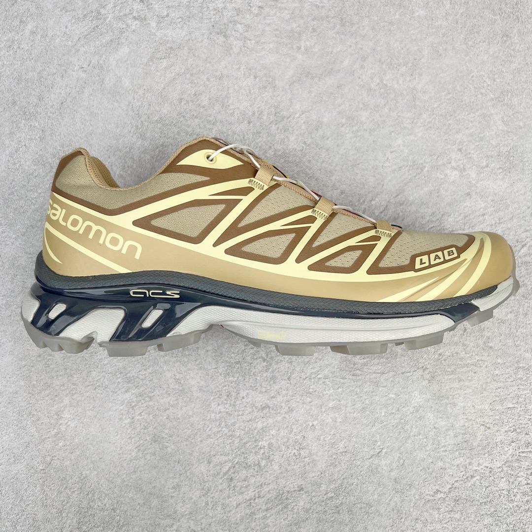 ＃绿X/GX 纯原福利 Salomon XT-6 萨洛蒙复古潮流户外机能登山跑鞋 纯原外贸平台特供订单 耗时半年巨作 全套原纸板楦头开发 原厂特供网布配套加持 确保原汁原味 完美呈现版型 原档数据独家私模五层组合大底 男女鞋同步官方开发至46.5 原装Ortholite轻量化鞋垫 中底布带钢印编号 原厂TPU锁扣 进口港宝加持 后跟自然饱满 还原公司包裹性 鞋面以“锯齿”状的包裹系统呈现 在基色底之下加入了各种色点缀 将公司的最新技术和时尚前卫的造型融入耐用的长跑款式中 鞋面由 TPU 薄膜制成 并焊接在高耐磨网眼上 使其既时尚又坚固 由 ACS底盘支撑 可增强稳定性和支撑力 以及由橡胶凸耳 Contragrip外底覆盖的 EVA 缓冲中底 旨在应对崎岖的地形 鞋舌上的彩色Salomon 标签、Quicklace 系统以及鞋头、鞋舌和鞋跟上的附加品牌使细节更加完美 让穿着者可以轻松驾驭户外与通勤下的任何运动生活场景 无缝鞋身户外随意纵横 颜值与脚感兼备 出街通勤 绝对非常吸睛 你值得拥有 尺码：36 36.5 37.5 38 38.5 39 40 40.5 41 42 42.5 43 44 44.5 45 46 46.5 注意：偏小1码-选品中心