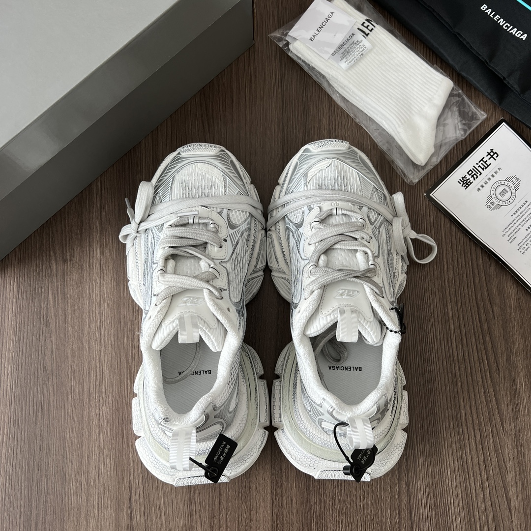 Balenciaga Balenciaga Phantom Sneaker 巴黎世家全新做旧十代白银潮流跑鞋 在延续 Track Trainer 户外轮廓和复杂鞋面结构的同时