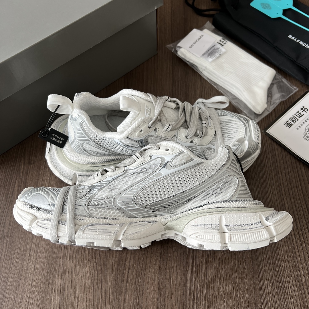 Balenciaga Balenciaga Phantom Sneaker 巴黎世家全新做旧十代白银潮流跑鞋 在延续 Track Trainer 户外轮廓和复杂鞋面结构的同时