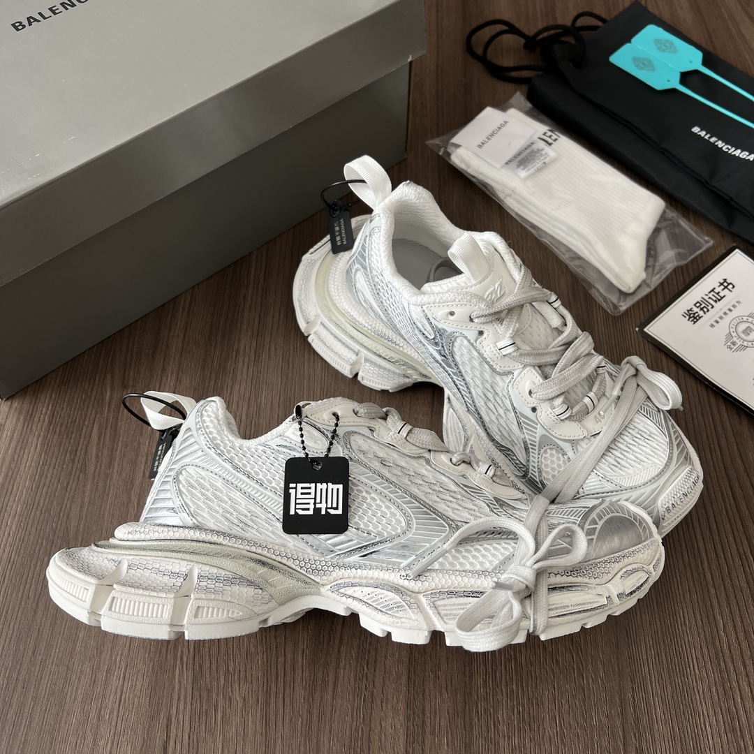 Balenciaga Balenciaga Phantom Sneaker 巴黎世家全新做旧十代白银潮流跑鞋 在延续 Track Trainer 户外轮廓和复杂鞋面结构的同时