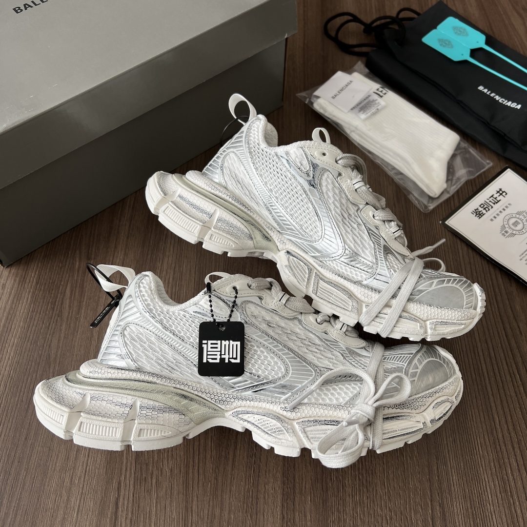 Balenciaga Balenciaga Phantom Sneaker 巴黎世家全新做旧十代白银潮流跑鞋 在延续 Track Trainer 户外轮廓和复杂鞋面结构的同时