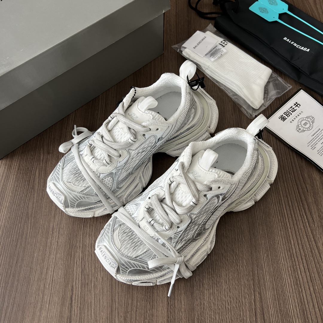 Balenciaga Balenciaga Phantom Sneaker 巴黎世家全新做旧十代白银潮流跑鞋 在延续 Track Trainer 户外轮廓和复杂鞋面结构的同时