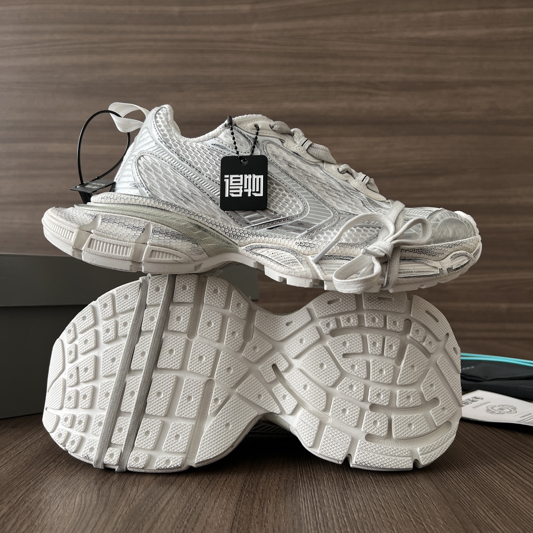 Balenciaga Balenciaga Phantom Sneaker 巴黎世家全新做旧十代白银潮流跑鞋 在延续 Track Trainer 户外轮廓和复杂鞋面结构的同时