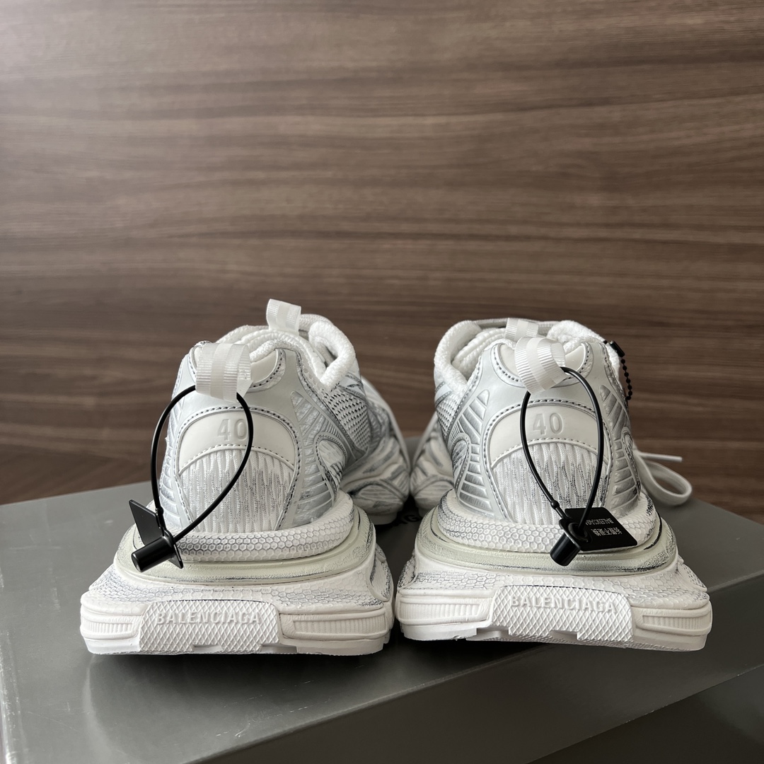 Balenciaga Balenciaga Phantom Sneaker 巴黎世家全新做旧十代白银潮流跑鞋 在延续 Track Trainer 户外轮廓和复杂鞋面结构的同时
