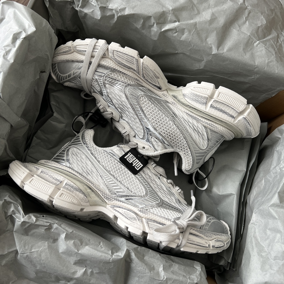 Balenciaga Balenciaga Phantom Sneaker 巴黎世家全新做旧十代白银潮流跑鞋 在延续 Track Trainer 户外轮廓和复杂鞋面结构的同时