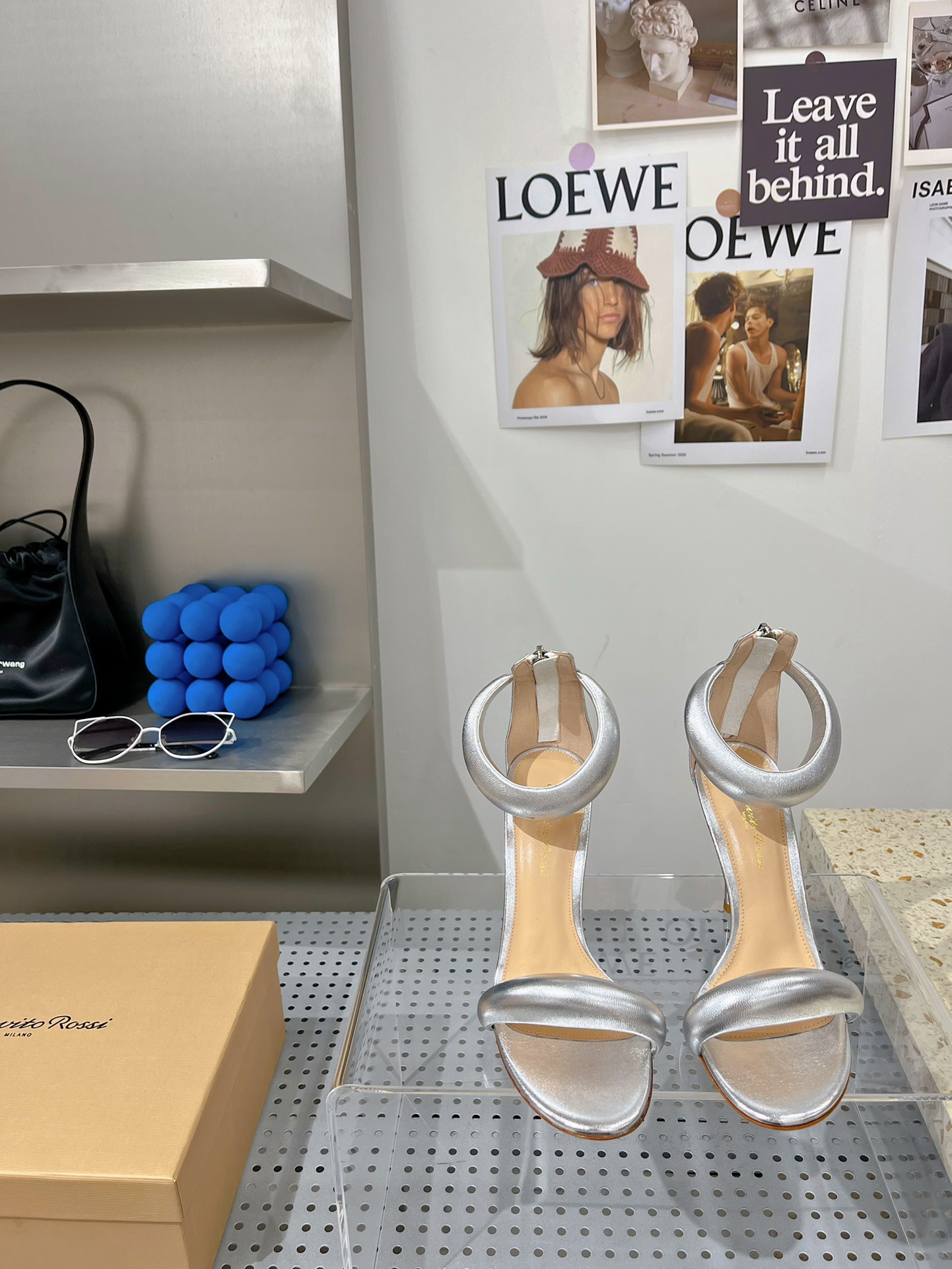 NO:382411,GR simple design can really never go out of time. The outline shows the transparency of the abdominal muscles, full of pure desire, and every pair of shoes exudes a strong Italian sexy. ★ Fabric mixed-bred sheepskin inner sheepskin sole genuine leather outsole elegant style creates a different feeling. Heel height 10.5 cm. Counter packaging Simple and elegant style!  Top show bdetails in the market ————————————— ⊿size. ｜35-40 (40 custom-made non-return and exchange), high heels, high heels, sheepskin, Leather soles19860909gr简约设计真的可以永不过时,轮廓感展示了腹肌的通透感,满满的纯欲风,每一双鞋子都散发着浓浓的意式性感. ★面料混种羊皮 内里羊皮 鞋底真皮大底 优雅风格 创造不一样的感觉 跟高 10.5 cm 专柜包装 简约气质款式！ 市场顶级 show bdetails ————————————  ⊿size. ｜35-40（40 定制不退换）,高跟鞋,high heels,sheepskin,Leather soles,Women's Shoes