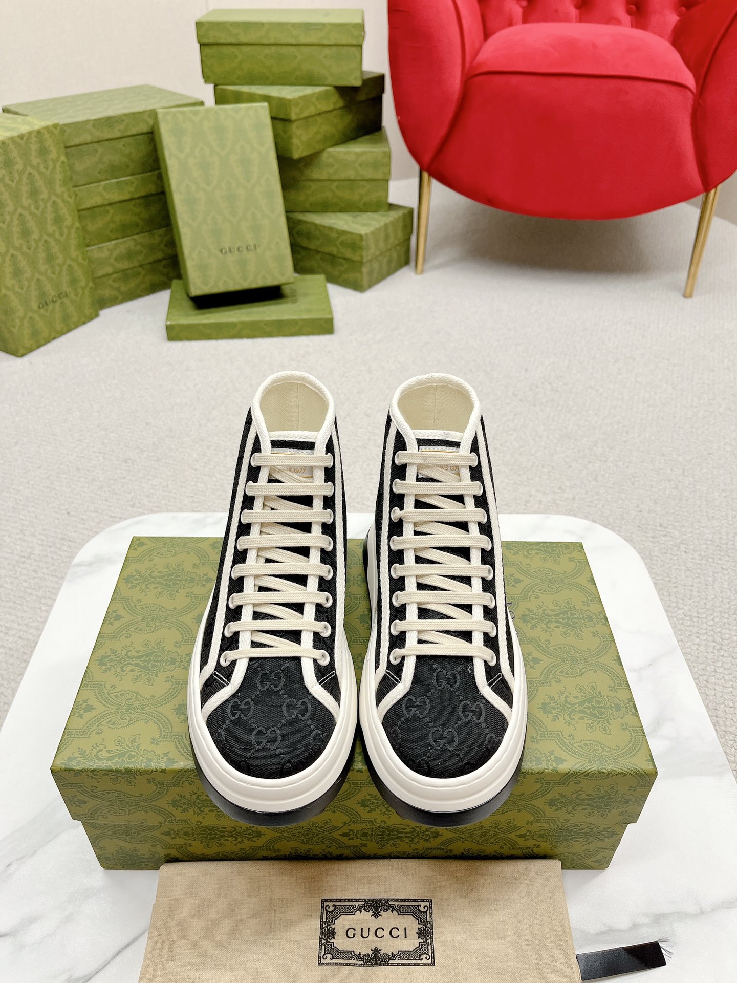 NO:682238,Women’s Men’s G’ucci’s latest hot sneaker for 2025, this eye-catching piece draws creative inspiration from the world of tennis. This sneaker is made of classic GG canvas in tonal beige and ebony. The thick sole and contrasting fabric piping reveal a modern aesthetic. The upper is classic GG canvas and the outsole is an interlocking Double G rubber outsole, 5.3 cm high!  Sizes for women are 35-40, men’s 39-44 (women’s 34 and 41, men’s 45 can be customized without return), casual shoes/sports shoes, sneakers19860909女款 男款 G’ucci 2025年最新爆款运动鞋,这件亮眼吸睛的单品从网球世界中汲取创作灵感.这款运动鞋采用同色调米色和乌木色经典GG帆布制成,厚实鞋底和撞色织物滚边流露现代美感. 鞋面经典GG帆布 大底互扣式双G橡胶大底,高5.3厘米！ 码数女款35-40,男款39-44（女款34和41,男款45可以定做不退货）,休闲鞋/运动鞋,sneakers,Women's Shoes