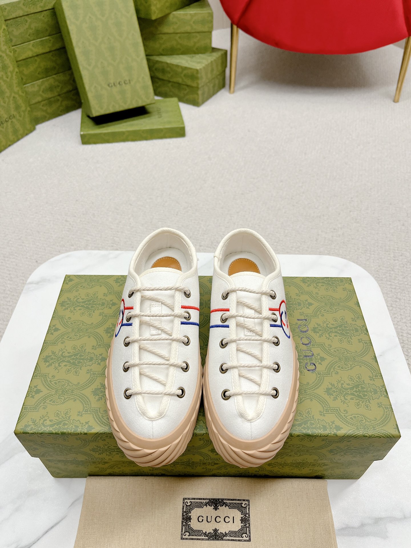 NO:682218,Women's Men's Model The latest popular sneakers of the year, this eye-catching piece draws creative inspiration from the world of tennis. This sneaker is made of classic GG canvas in tonal beige and ebony colors. The thick sole and contrasting fabric piping reveal a modern aesthetic. ★The original fabric is custom-made and imported with Double G embroidery. The interior is padded with imported cowhide. The sole is rubber molded. Elegant style creates a different feeling. The sole thickness is 3.3cm. Counter packaging. Simple and elegant style!  Top show bdetails on the market ———————————— Size female 35-40 male 39-44, casual shoes/sports shoes, sneakers, cowhide19860909女款 男款 年最新爆款运动鞋,这件亮眼吸睛的单品从网球世界中汲取创作灵感.这款运动鞋采用同色调米色和乌木色经典GG帆布制成,厚实鞋底和撞色织物滚边流露现代美感. ★面料原版定制进口双G刺绣 内里垫心进口牛皮 鞋底橡胶成型底 优雅风格 创造不一样的感觉 底厚3.3cm 专柜包装 简约气质款式！ 市场顶级 show bdetails ————————————  Size女35-40 男39-44,休闲鞋/运动鞋,sneakers,cowhide,Women's Shoes