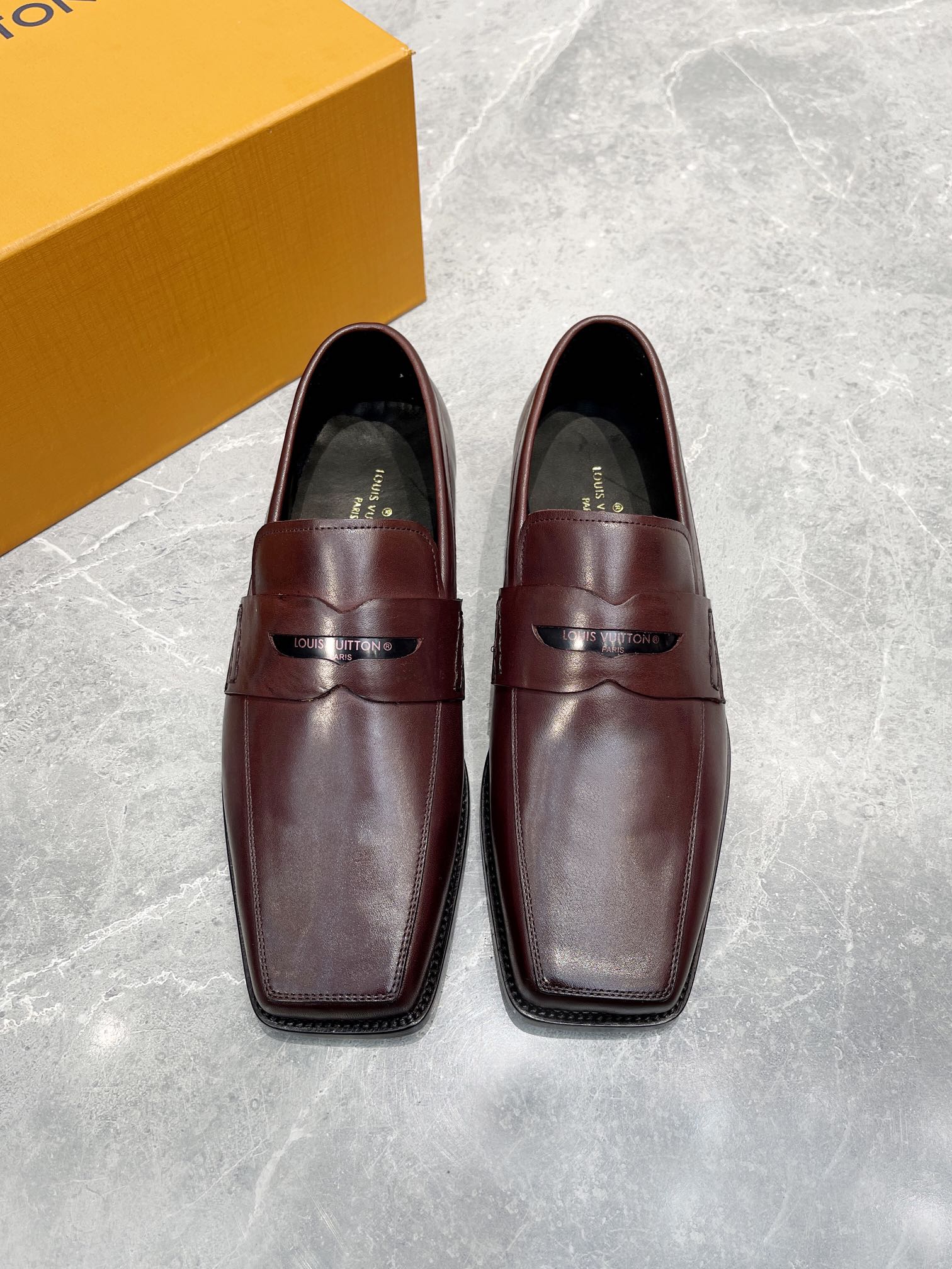 Mocasines para hombre con punta cuadrada de Yuan L: suela de cuero genuino italiano. Confeccionada en sedosa piel de va…