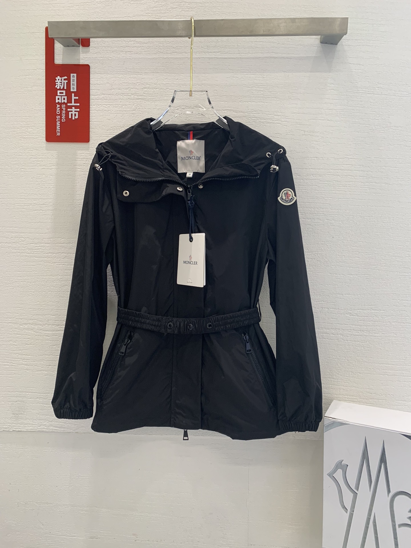 NO:324001,Black pink rice 3 colors M oncle* new sunscreen belt waist-closing jacket!  The spliced ​​placket button design reduces age and makes the girlish look, and it is not picky about the classic hooded version. The elastic waistband is delivered to make the upper body look slim!  The elastic belt adjusts the elastic design is versatile and casual!  Original custom hardware accessories, embroidered logo!  Imported memory silk fabric has a light and breathable texture. Spot two colors 0.1.2 three codes. Spot orders are thrown up!  ,,jackets & coats,hats,alexander wang19860909黑粉米3色 M oncle*新品防晒腰带收腰小外套！ 拼接式门襟纽扣设计减龄少女感,不挑人经典连帽版型,配送松紧腰带上身超显瘦！ 弹力腰带调节松紧设计百搭随性！原版定制五金配件,绣标！ 进口记忆丝面料质感轻薄透气. 现货两色0.1.2三个码. 现货单子甩起来！,,jackets & coats,hats,alexander wang,Women's clothing