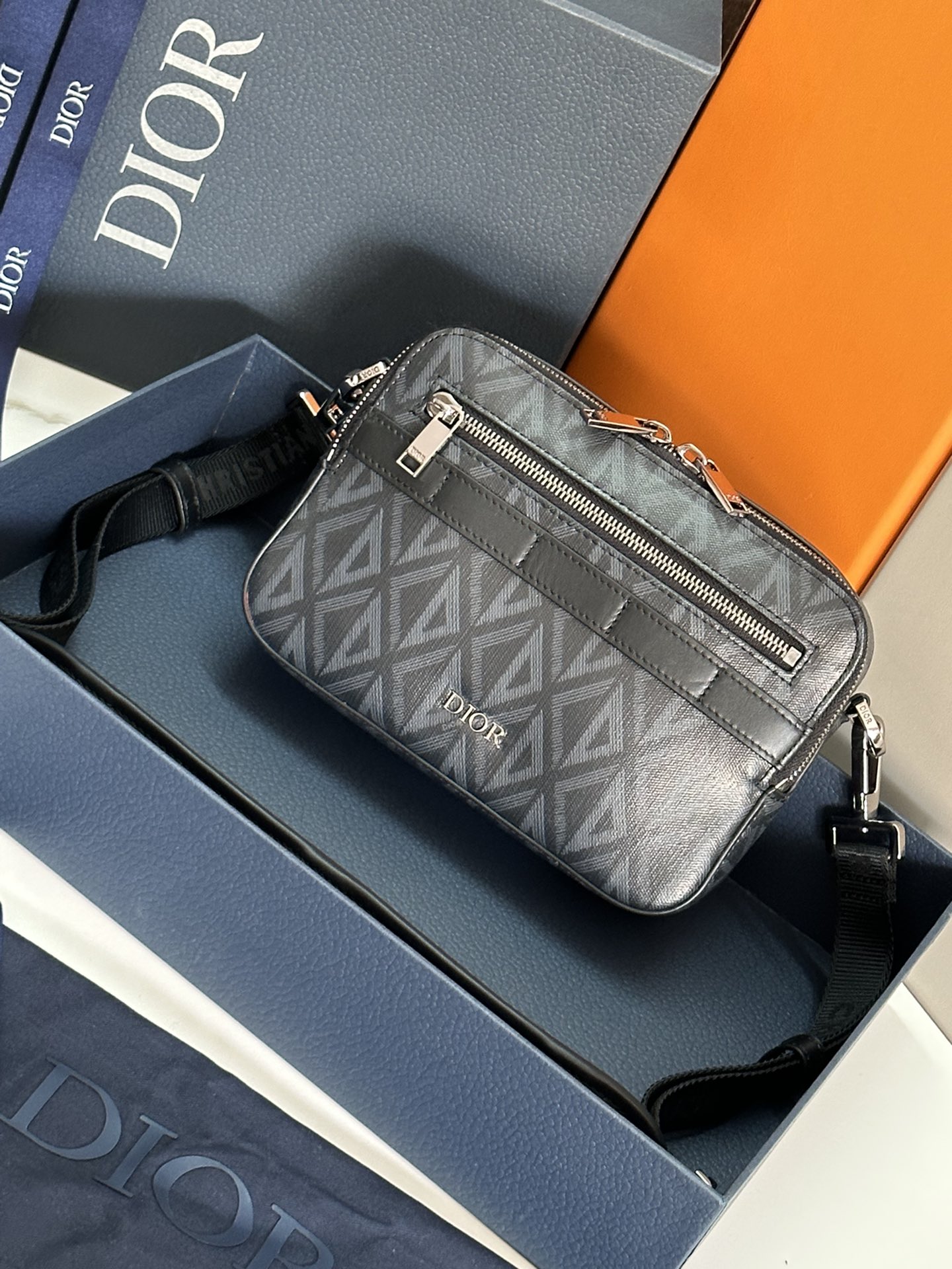 NO:395028,Top-grade original single-fitting blue box〉This Safari messenger bag is practical and compact, easy to carry everyday. It is carefully crafted from Dior gray CD Diamond pattern canvas, drawn inspiration from Dior archives, decorated with smooth cowhide details in the same tone. Zipper compartment and front pocket can hold a variety of daily necessities, paired with adjustable Christian Dior shoulder straps, can be shoulder-mounted or cross-body. Dior gray CD Diamond pattern canvas Designed by Marc Bohan in 1974, reinterpreted CD initials in three-dimensional line diamond patterns, presented in canvas fabric Dior gray smooth cowhide leather Metal clad brass Dior logo with Dior embossed logo on the inside  Top two-way zipper closure Adjustable, removable Christian Dior logo cowhide leather and nylon jacquard strap Front zipper pocket Dust bag included Made in Italy Size 22 x 15 x 6 cm (L x H x W) Number: 93307 Black Gray Canvas, Dior, Dior, dior, cowhide19860909顶级原单配蓝色盒子〉这款 Safari 信使包实用小巧,便于日常携带.采用迪奥灰 CD Diamond 图案帆布精心制作,从 Dior 档案汲取灵感,饰以同色调光滑牛皮革细节.拉链隔层和正面口袋可收纳各种日常用品,搭配可调节的 Christian Dior 肩带,可肩背或斜挎. 迪奥灰 CD Diamond 图案帆布 马克·博昂 (Marc Bohan) 于 1974 年设计的 CD Diamond 图案以立体线条菱形图案重新诠释 CD 首字母,呈现于帆布面料 迪奥灰光滑牛皮革 正面金属覆层黄铜 Dior 标志 内侧饰有 Dior 压花标志 顶部双向拉链开合 可调节、可拆卸的 Christian Dior 标志牛皮革和尼龙提花肩带 正面拉链口袋 内含防尘袋 意大利制造 尺寸22 x 15 x 6 厘米（长 x 高 x 宽） 编号: 93307黑 灰帆布,迪奥,dior,dior,cowhide,Bag