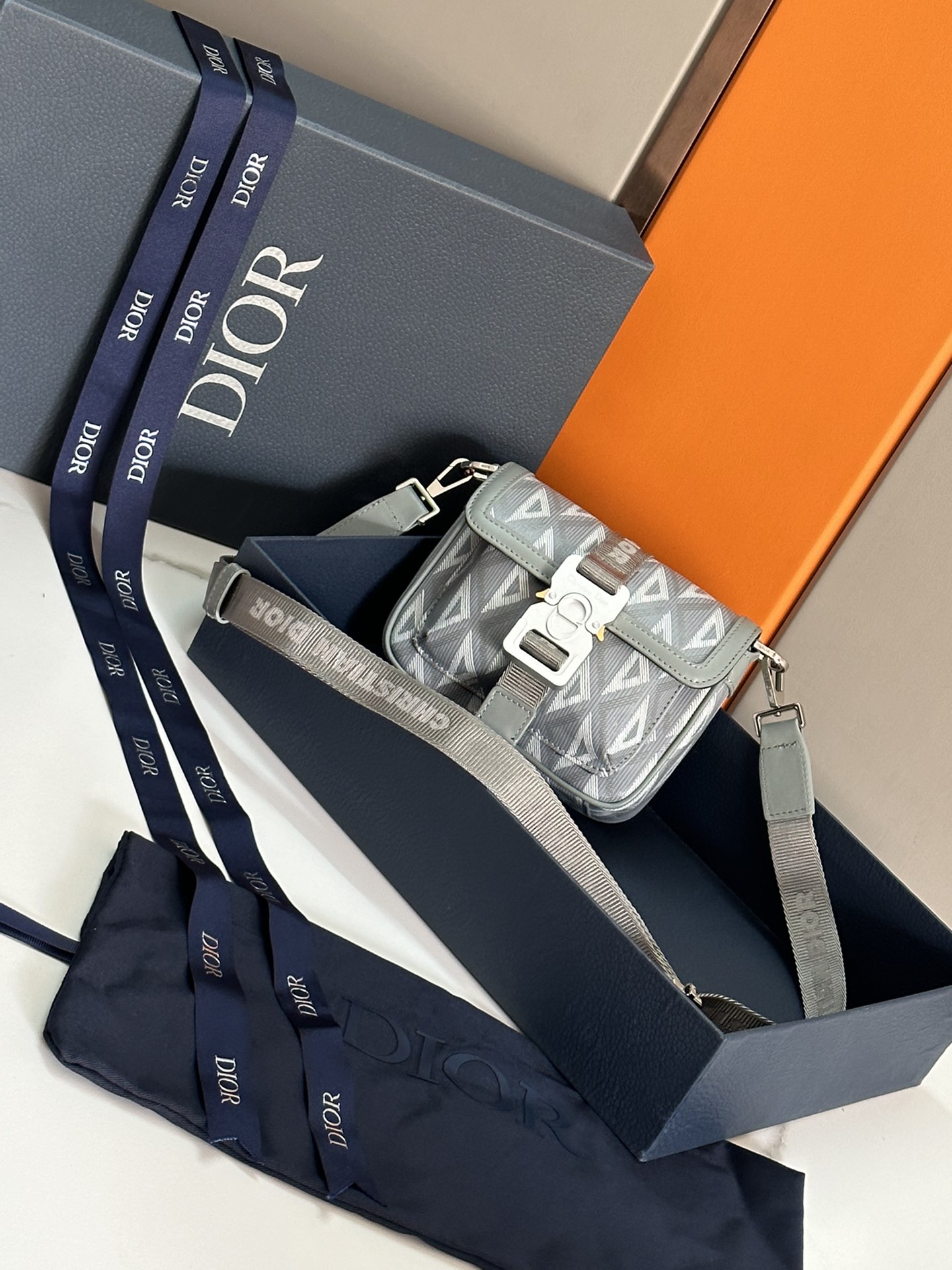 迪奥Dior顶级原厂进口牛皮革男士小邮差单肩挂包配蓝色盒子这款Safari信使包实用小巧便于日常携带采用