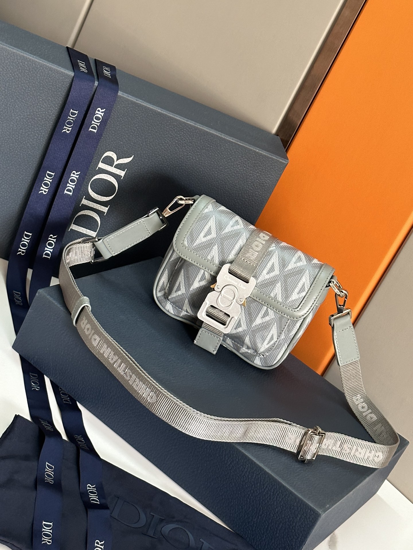 迪奥Dior顶级原厂进口牛皮革男士小邮差单肩挂包配蓝色盒子这款Safari信使包实用小巧便于日常携带采用