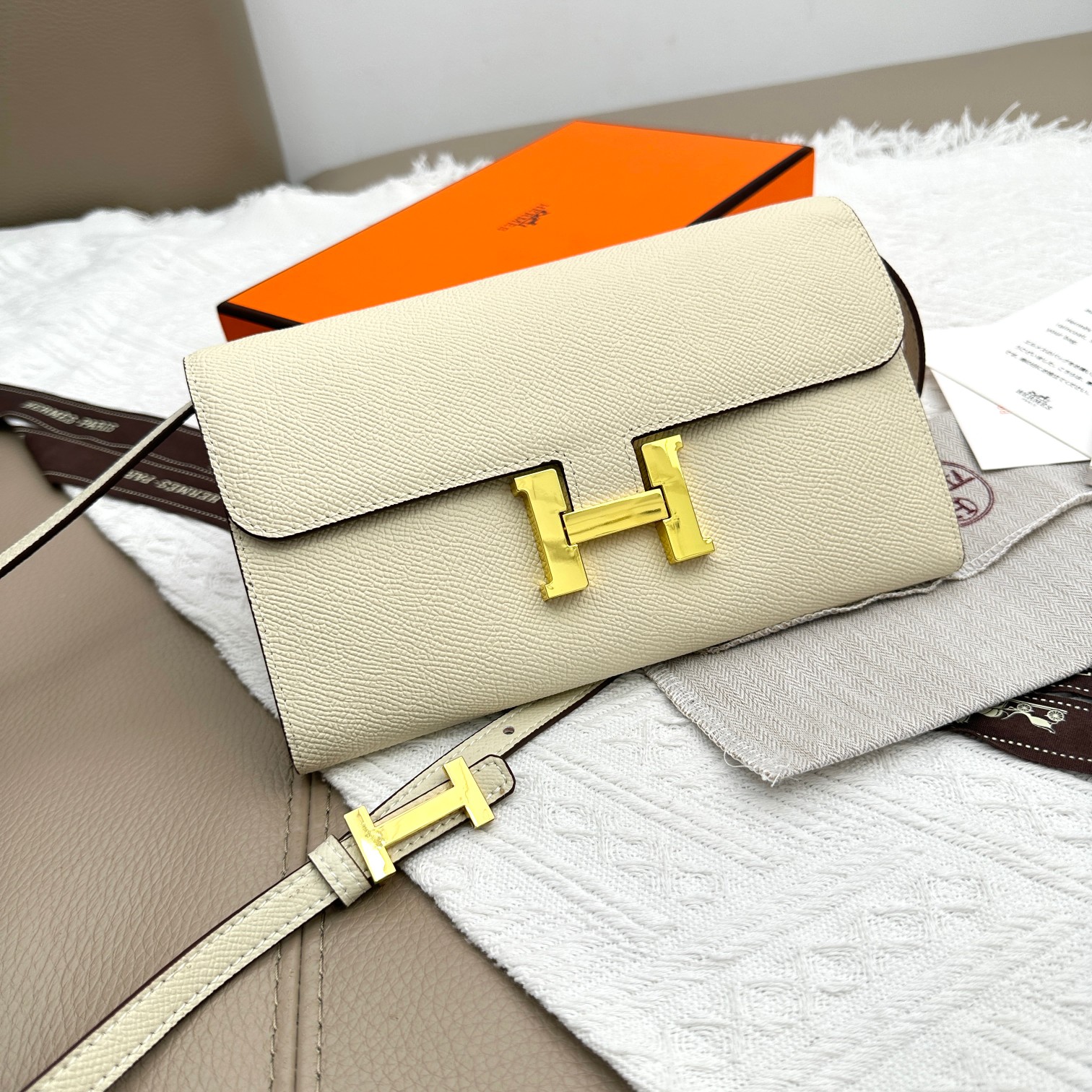 Hermès Constance Crossbody Bag con Herraje Dorado y Correa Desmontable