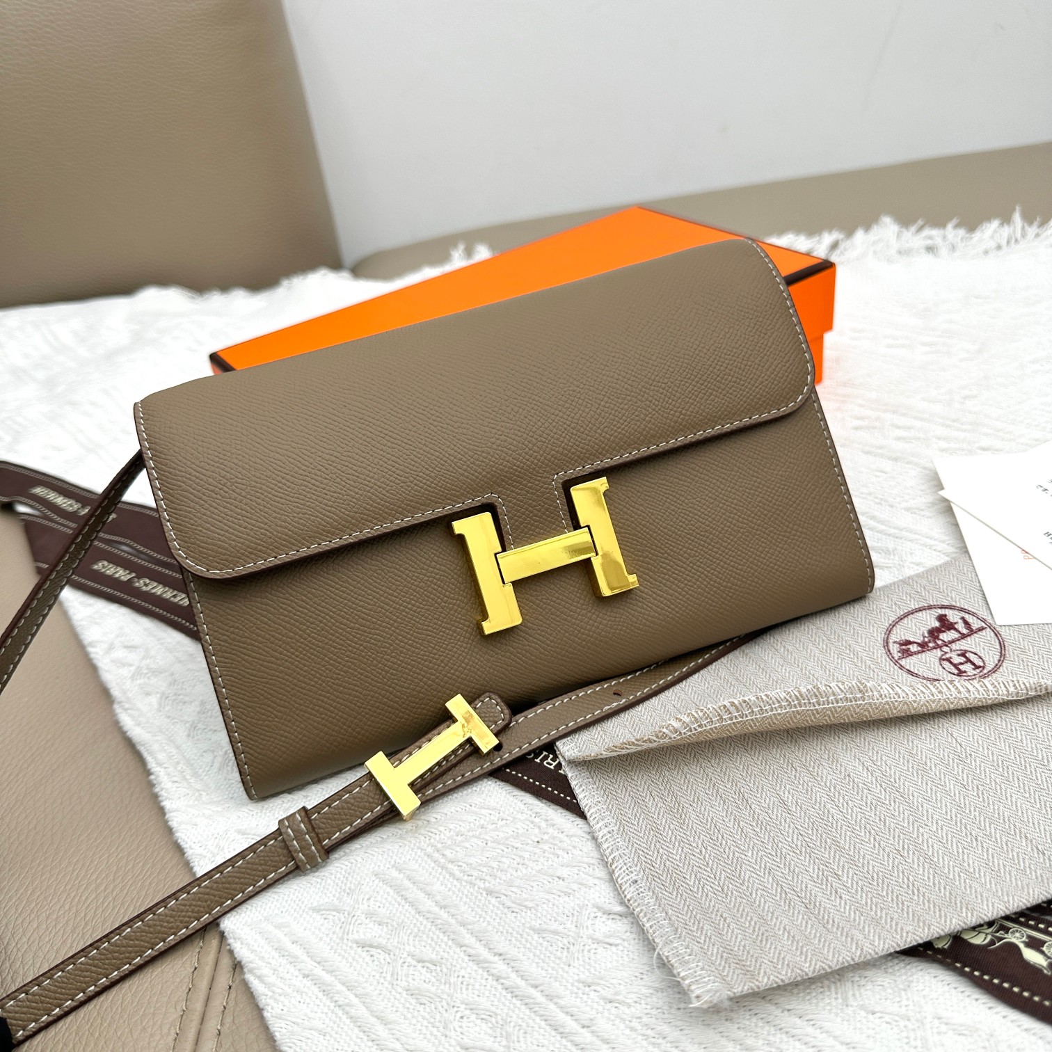 Élégant Sac Bandoulière Constance en Cuir Grainé avec Fermoir H Doré