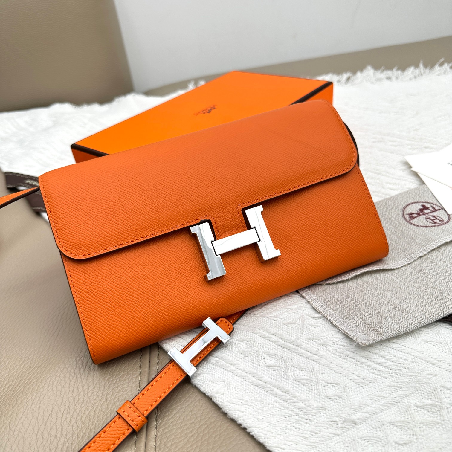 Hermès Constance: Elegante Bolso de Mano Naranja con Detalles Plateados