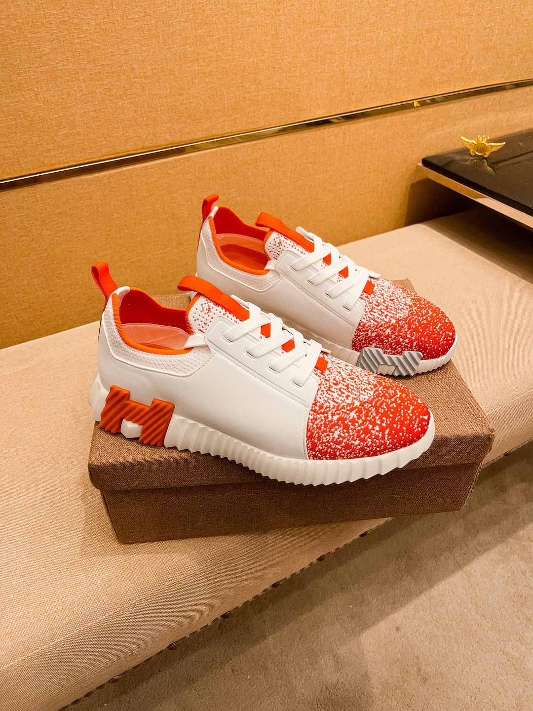 NO:579409,[Hermès] The latest masterpiece of the high-end men's shoe brand official website 11, the upper is made of original cowhide fabric imported from Italy with a comfortable and breathable lining and original non-slip and wear-resistant outsole, making walking more convenient and comfortable!  Exclusive new model, stunning work, Midea 11 replica [color] compared with official quality!  Create a fashionable personality to set off your uniqueness!  A must-have for trendy men! Classic sizes: 38-44, multiple colors available.,,hermes,cowhide19860909【 爱马仕】男鞋高端品牌 官网11最新力作鞋面采用意大利进口牛皮原版面料搭配舒适透气内里原版防滑耐磨大底制作,让行走更加便捷舒适！独家新款,惊世之作,与官方的质量相比美的11复刻[色]！打造时尚个性衬托你的与众不同！潮男必备!经典尺码:38-44 颜色多色可选.,,hermes,cowhide,Men's shoes