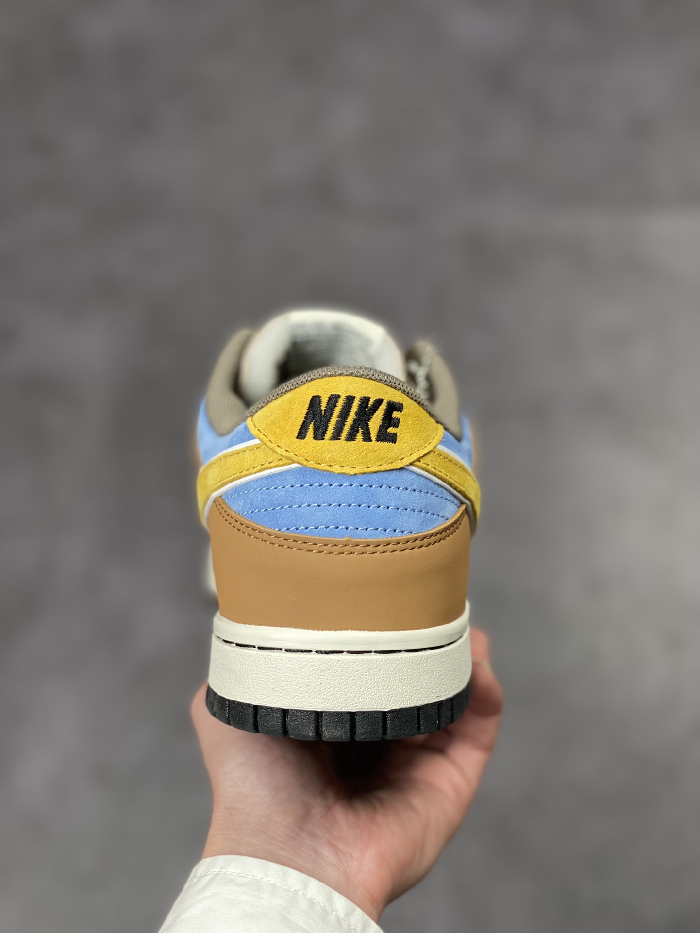 200 NIKE SB Dunk Low 大友克洋 麂皮橘黄灰 LF0039-018