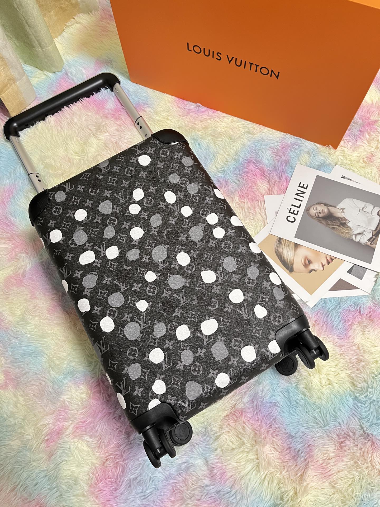 NO:269835,Since the age of the times, Kusama Yayoi has been continuously promoting the forefront of avant-garde art. This time, the polka dot elements that have loved for life are injected into the Louis Vuitton x Kusama Yayoi cooperation series, recording the deep friendship between the brand and the world-renowned artist. LV x YK Horizon 55 trolley box Monogram Eclipse canvas, which uses silk screen printing to achieve hand-painted texture, making the polka dot prints shine like stars in the dark night.,,louis vuitton,louis vuitton19860909草间弥生自 年代起不断推动先锋艺术前沿,此番将毕生挚爱的波点元素注入路易威登 x 草间弥生合作系列,记录品牌与这位世界知名艺术家的深厚友谊.LV x YK Horizon 55 拉杆箱取材 Monogram Eclipse 帆布,以丝印工艺成就手绘质感,令波点印花如暗夜繁星般闪烁.,,louis vuitton,louis vuitton,luggage