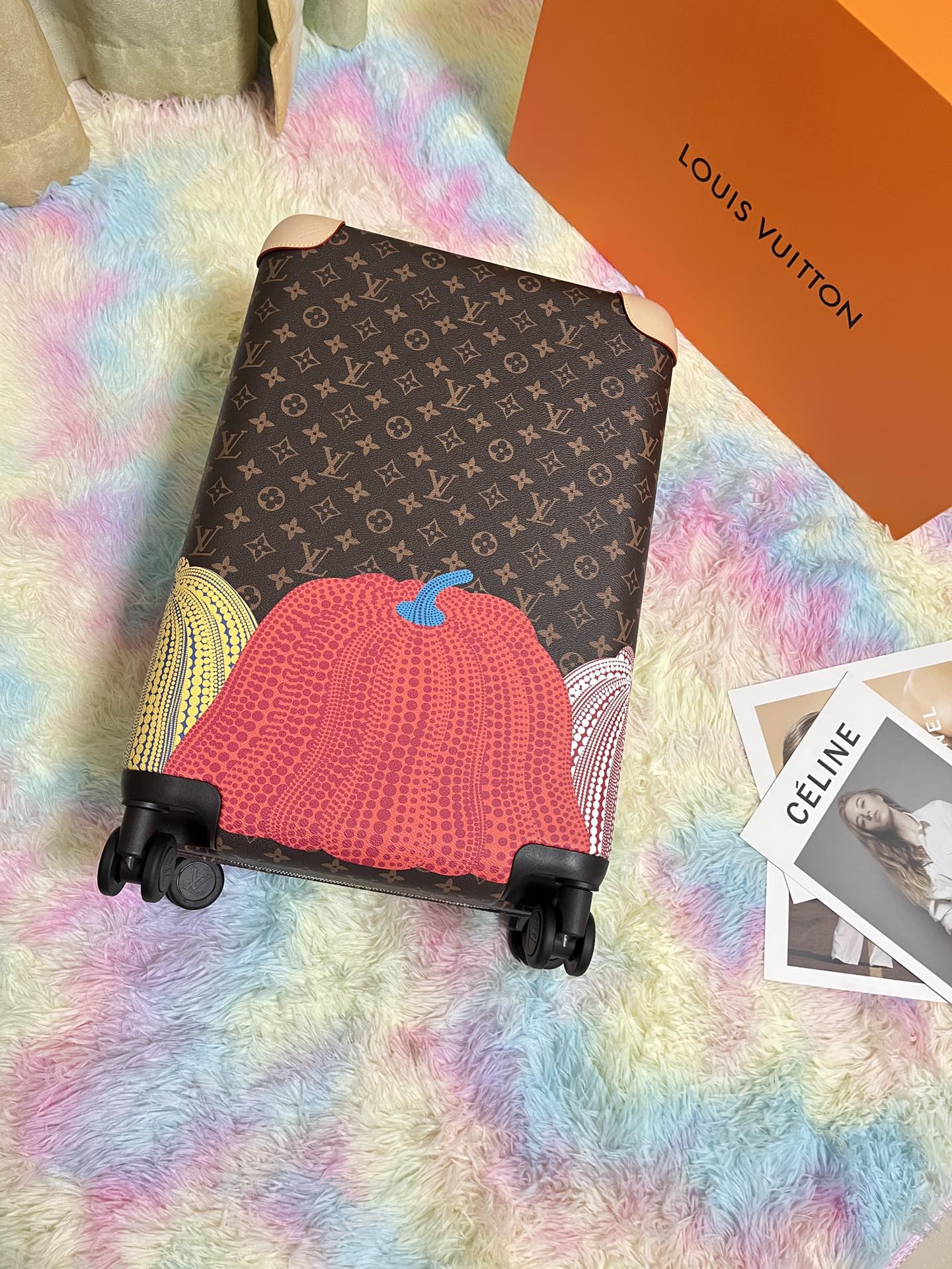 NO:269844,Monogram coated canvas with colorful pumpkin pattern Cowhide trim Fabric lining Metal parts Wide tie rod Leather corners Zipper closure with padlock Elastic strap and pocket partition Compact double wheels Removable leather brand Body luggage size Handle double handle, Cowhide19860909Monogram 涂层帆布饰有彩色南瓜图案 牛皮革饰边 织物内衬 金属件 宽幅拉杆 皮革包角 拉链开合,配有挂锁 弹性饰带和口袋隔断 紧凑型双轮 可拆卸皮革名牌 随身上机行李尺寸 手柄双手柄,,cowhide,luggage