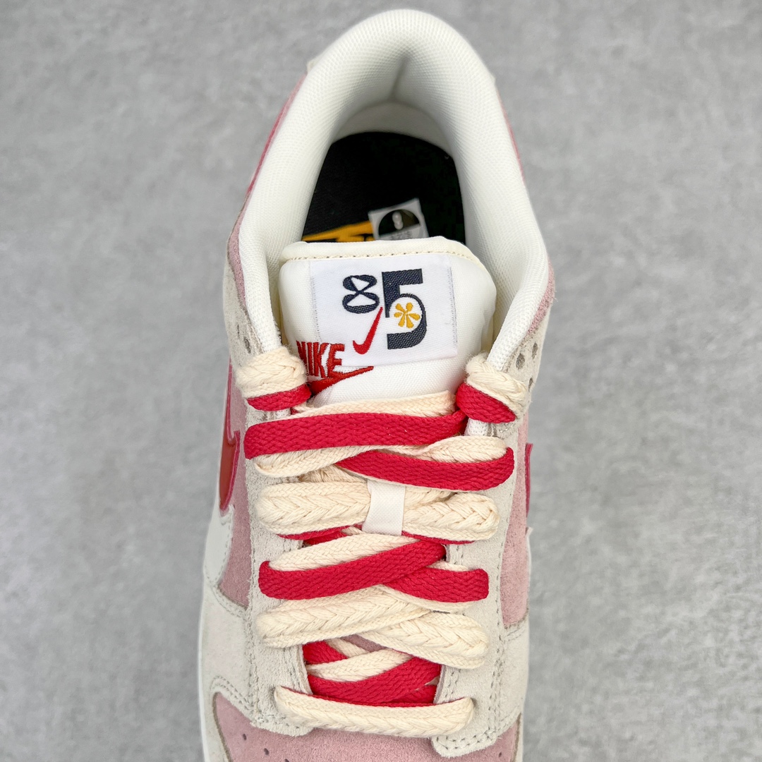 图片[5]-零售💰180 ＃G版福利特价‼NK Dunk Low SE 85 双钩复古休闲板鞋 白粉 DO9457-117 毫无疑问市场中端王者 口碑大厂出品 品控大底版型不断改良更新 全套原纸板楦头开发 确保原汁原味 完美呈现DUNK版型 一比一鞋头弧度高度鞋身弧度 此版本只针对中端市场 皮料材质有所更替 其他数据细节工艺流程均保持一致 绝不口嗨 细节品控鞋型随意对比 独家私模官方第六代原厂航空铝磨具打磨大底 鞋头坡度极致还原 无解鞋型 原盒原配 圈内天花板工艺 原厂玻璃冲刀 超高清洁度 全鞋零毛边皮料切割 原厂中底布点胶 中底布拉帮走线遵循公司 SIZE：35.5 36 36.5 37.5 38 38.5 39 40 40.5 41 42 42.5 43 44 44.5 45 46 47.5 编码：by1936080-运动鞋