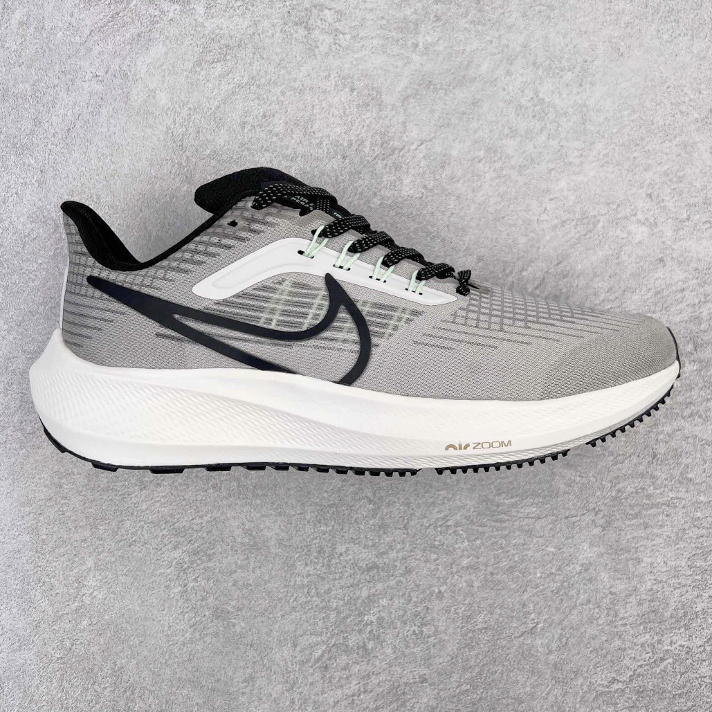 图片[4]-＃长期补货 超级跑量神器 NK Zoom Pegasus 39 登月39代系列 网纱透气缓震疾速跑鞋 中底内置Zoom Air 气垫 假一赔十 工厂个位数利润 淡季生产只为养工人 焕新升级 助力攻克湿滑的跑步征程 外底设计结合凹槽 铸就非凡抓地力 粘性橡胶助力提供非凡抓地力 合成材质与织物包覆双足 营造如袜子般透气舒适的穿着体验 传统鞋带系统易于调节 塑就个性化贴合体验 尺码：36 36.5 37.5 38 38.5 39 40 40.5 41 42 42.5 43 44 44.5 45-选品中心