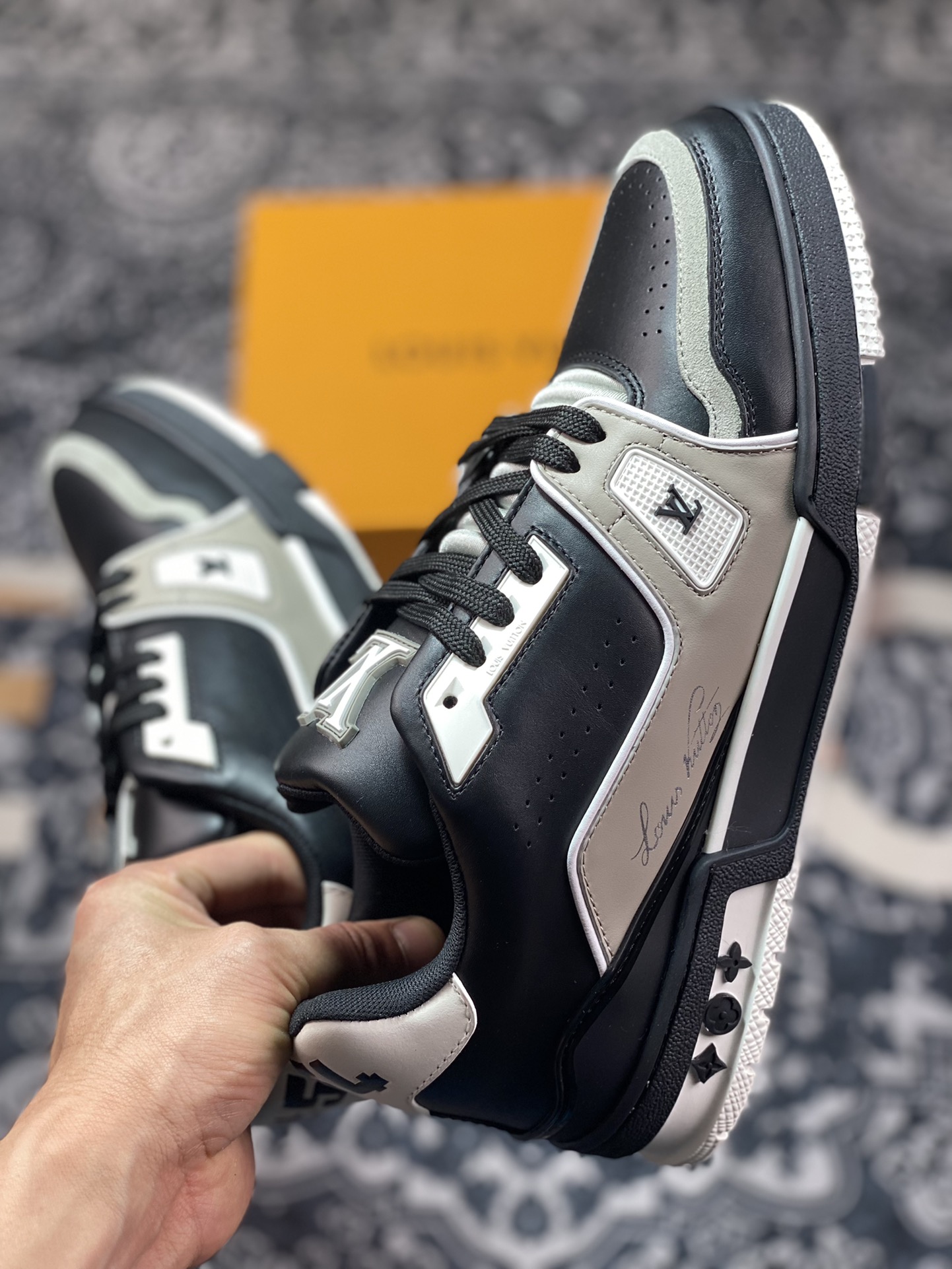 Virgil Abloh personally designed the new LV Louis Vuitton Louis Vuitton Trainer Sneaker Low low-cut retro casual sports culture versatile basketball shoes