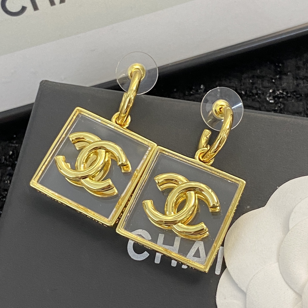 编码E2184   
🛍香奈儿耳钉热销款爆上新🆕🆕🆕 一致zP
😎CHAN 23 亚克力方块双C耳环
🤑