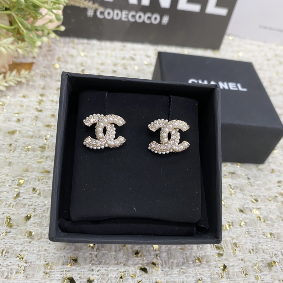 NO:100809,CHANE Xiaoxiang 23 pearl inlaid with rhinestone earrings simple and versatile, Chanel earrings, chanel, chanel19860909CHANE 小香23珍珠镶嵌水钻小耳钉简约百搭,香奈儿耳钉,chanel,chanel,Jewelry