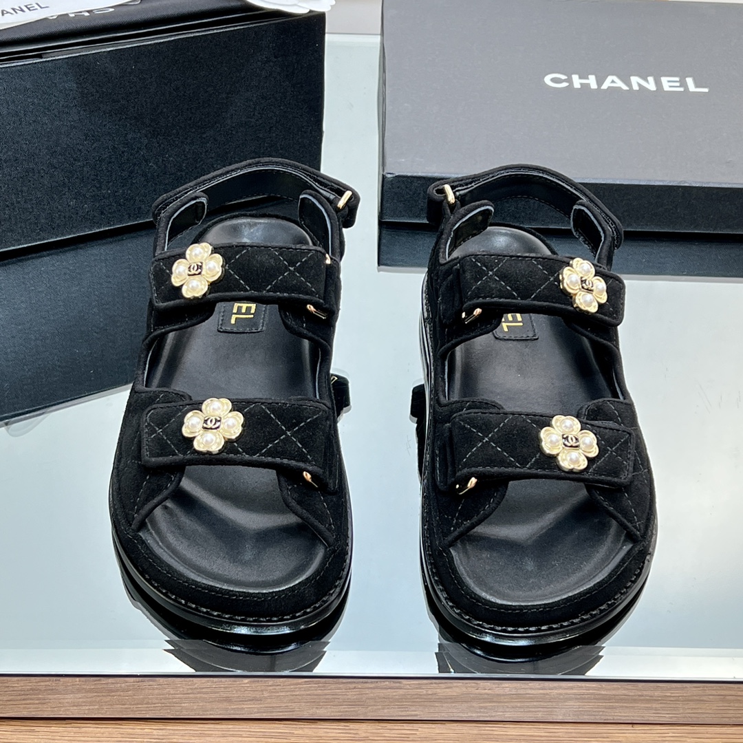 NO:386538,[Latest Series] 25ss Xiaoxiang CHANEL CHANEL counter mainly promotes Velcro beach sandals new color series, which is very beautiful!  Many celebrities are popular with each other, a versatile series that domestic and foreign bloggers have been popular. It is a must-have sandal for spring and summer wardrobe matching. The first choice for sandals. Velcro sandals that must be purchased this year are the simplest and most expensive versatile versatile artifact!  Super attractive!  The latest materials and design elements will be launched every quarter~ Velcro is easy to put on and take off at will, and the fabric is customized with original material upper, the texture is really good, and the foot binding feel is comfortable on the feet. The exquisite and fragrant logo hardware buckle is available in the mold!  Classic is not easy to get out of style!  Imported lambskin inside, thickened Italian leather sole!  size:35-39 (40, 41, 42 custom made without return) Give the latest counter and the latest exquisite packaging, slippers and sandals, chanel, chanel, sandals, slippers, sheepskin, Leather soles19860909【最新系列】 25ss 小香 CHANEL香奈儿专柜主推魔术贴沙滩凉鞋新色系列上新 美爆了！众多明星网红上脚,国内外博主刷爆的一个百搭系列,春夏衣橱搭配必备 凉鞋首选. 今年必须入手的魔术贴凉鞋,这款是最简单而且最贵的万能百搭神器！超级耐看哟！ 每一季度都会推出最新材质和设计元素～魔术贴轻松随意穿脱 面料订制原版材质鞋面,质感真的很好,上脚有舒适的裹脚感. 开模精致小香的logo五金扣！经典又不容易过时！ 内里进口小羊皮 加厚意大利真皮大底！ size:35-39（40,41,42订做不退换） 送最新专柜最新精美包装,拖鞋凉鞋,chanel,chanel,sandals,slippers,sheepskin,Leather soles,Women's Shoes
