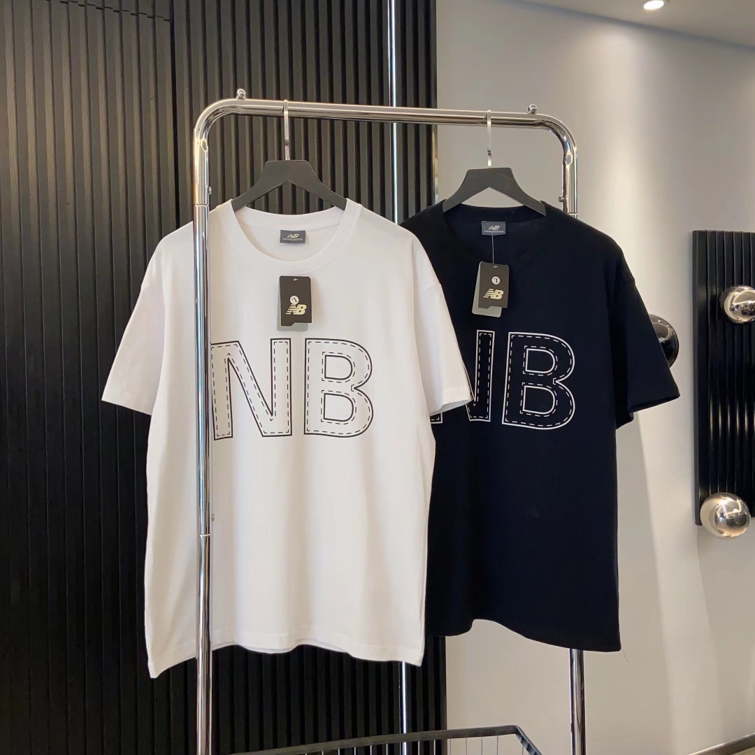 P59💰
【新百伦短袖】
New Balance/ 新百伦NB空心虚线字母情侣短袖男女同款,宽松圆领短袖T恤
不起球 亲肤舒适。
胸前大logo高品质印花
三针五线 包边包条 做工精细
夏季必备款 情侣闺蜜百搭款
颜色:黑色 白色
尺码:S M L XL XXL