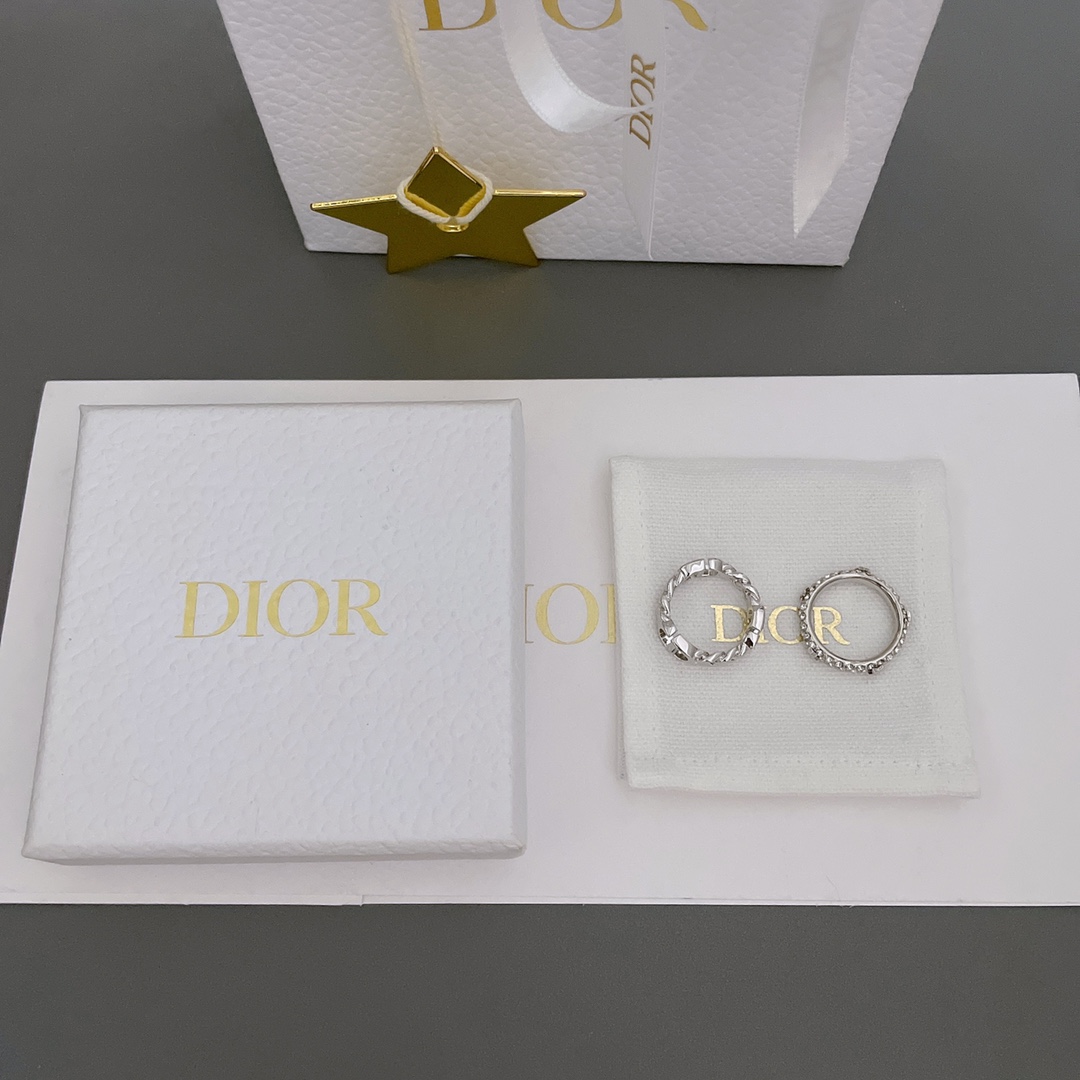 NO:631230,88180【d two-piece ring set】Z!  The latest silver color!  A super beautiful set of rings, complete with packaging!  One size fits all, M, can be worn by hands of size 6/7. More than a hundred Swarovski crystals are used on one ring. It is so wow, sparkle and stunning!  Heavy craftsmanship!  The inner ring of the full diamond ring is curved!  Comes in a set of two, really great value for money. It is a little nifty to wear. You can wear it separately or overlap it. You can also separate it and match it on different fingers. It is highly recommended. It is a very interesting and fun ring. Overall it is very fashionable!  Wall crack recommendation,,ring,Cardia high-end jewelry1986090988180【d两件套戒指】Z ！最新银色！超美的一款套戒,配包装！M均码,6/7码数的手均可佩戴,一只戒指上边用了一百多颗施华洛水晶,真心太哇塞太闪太绝了！重工打造！满钻戒指的内圈是有弧度的！两件一套,真心超值佩戴起来有点小俏皮,可以分开单只单独佩戴,也可以重叠佩戴,还可以分开不同手指搭配,非常推荐,特别有意思又好玩的一款戒指,整体上手非常的有时尚感！墙裂推荐,,ring,卡迪亚高端饰品,Jewelry
